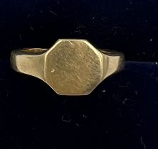 A yellow metal signet ring, tests as 14 carat gold. Weight 5.3gm. Size H/I.