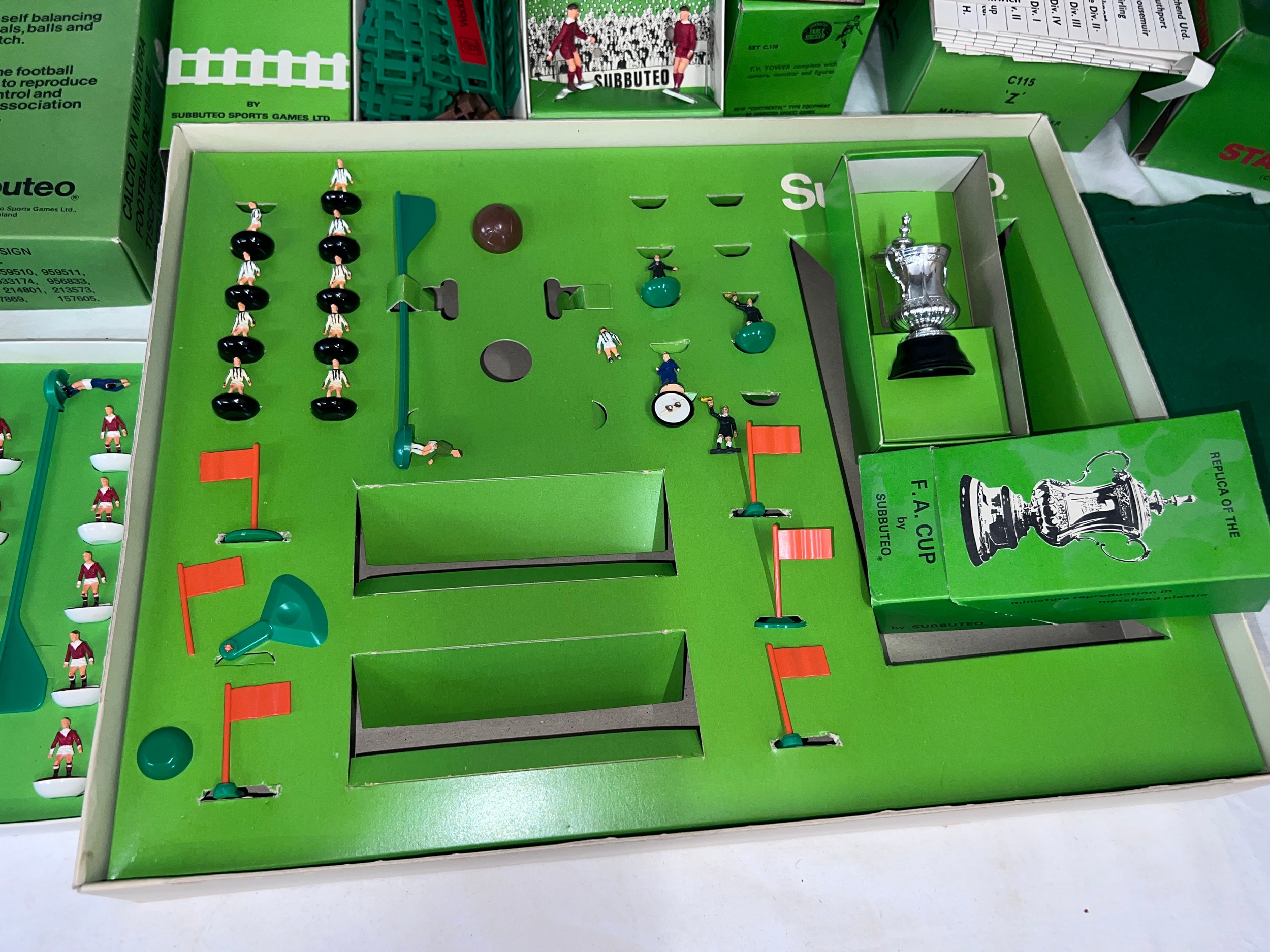 A collection of Subbuteo to include Club Edition, Scoreboard, teams, F.A. cup etc. - Bild 3 aus 7