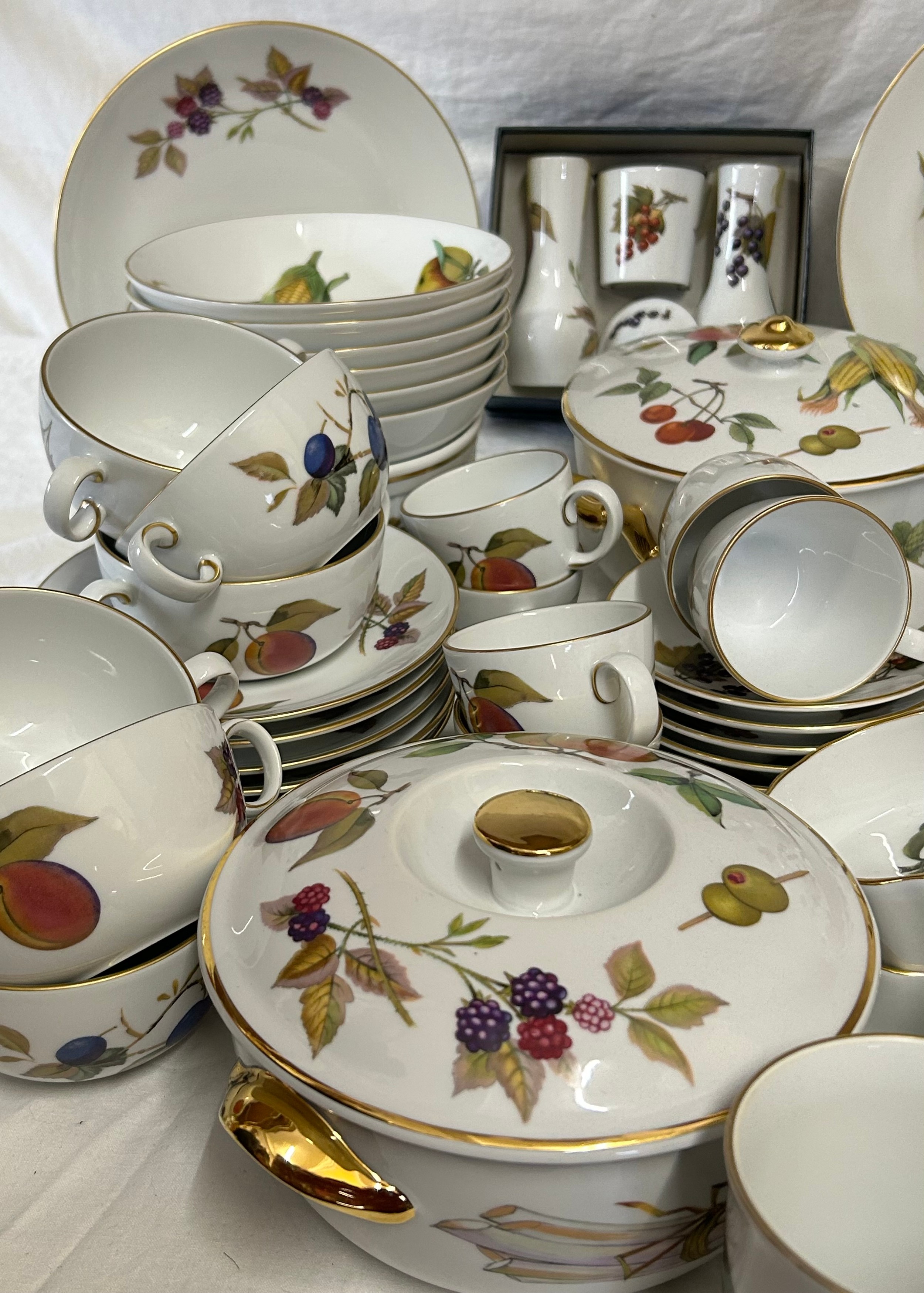 Royal Worcester - A quantity of table wares in the Evesham pattern, consisting of: 6 x dinner - Image 6 of 11