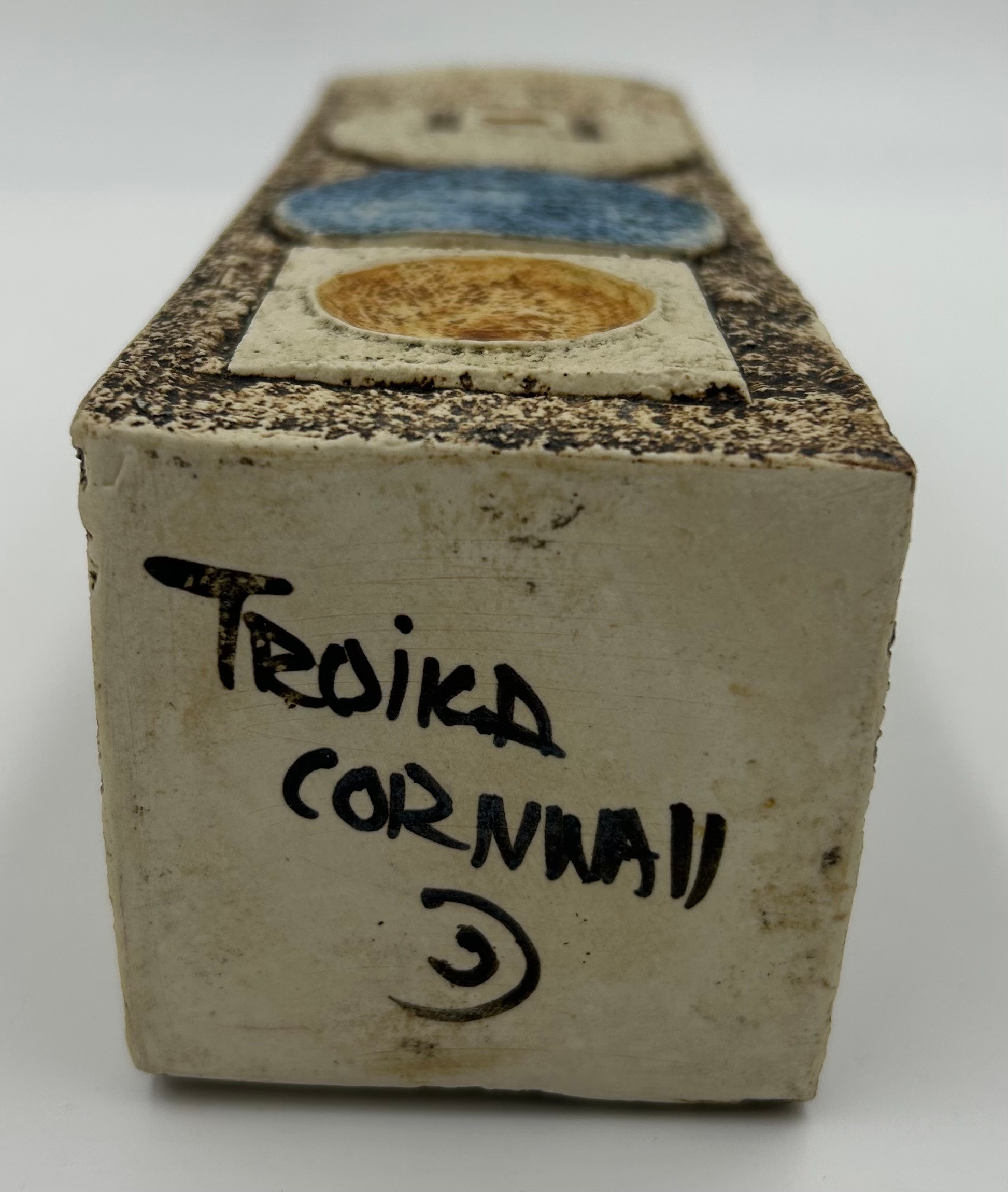 Troika pottery square vase with geometric decoration in brown and blue glazes marked Troika Cornwall - Image 5 of 5