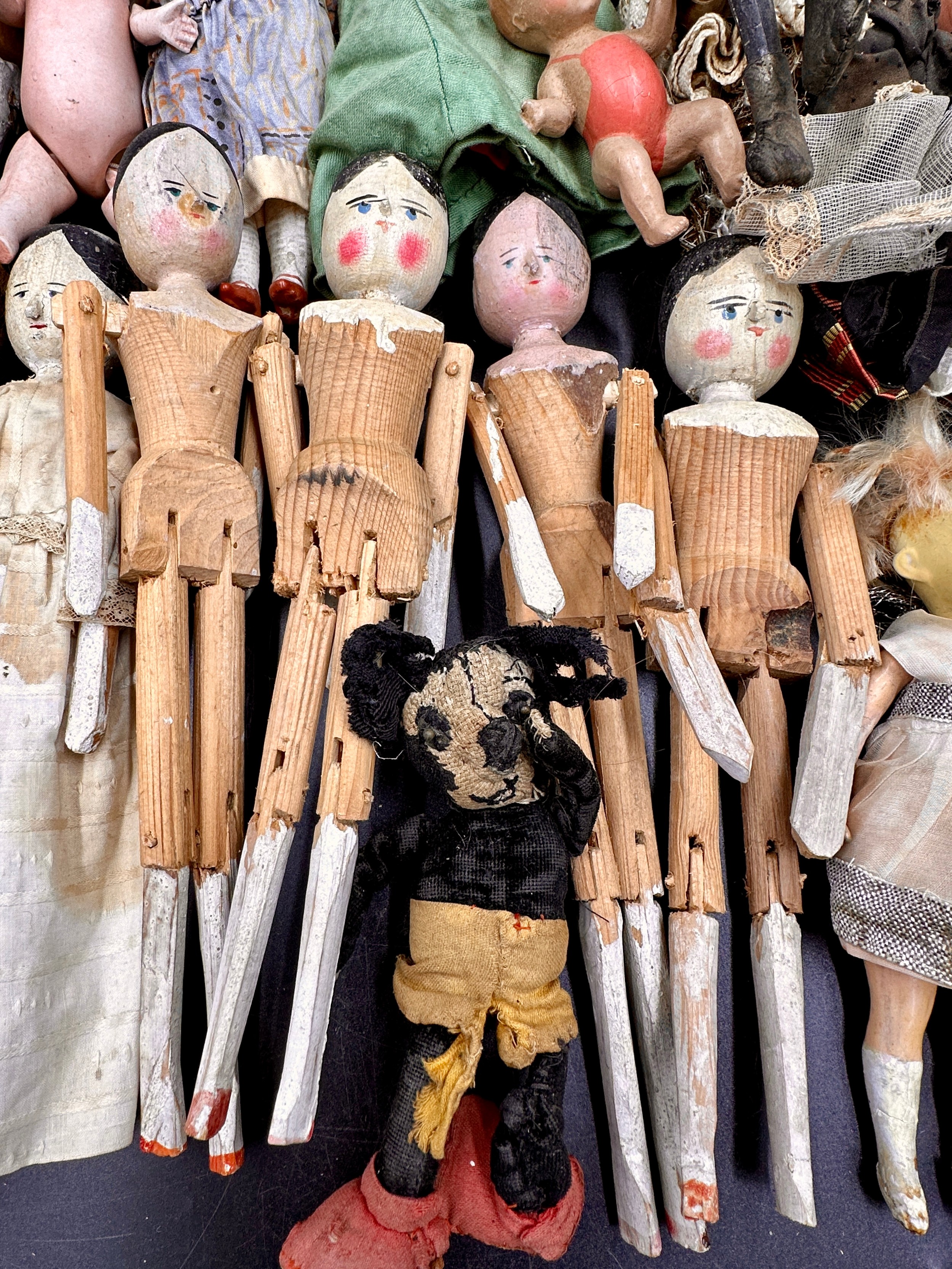 A collection of small dolls to include seven folk art style wooden peg dolls, 15cm l, six with - Bild 2 aus 7