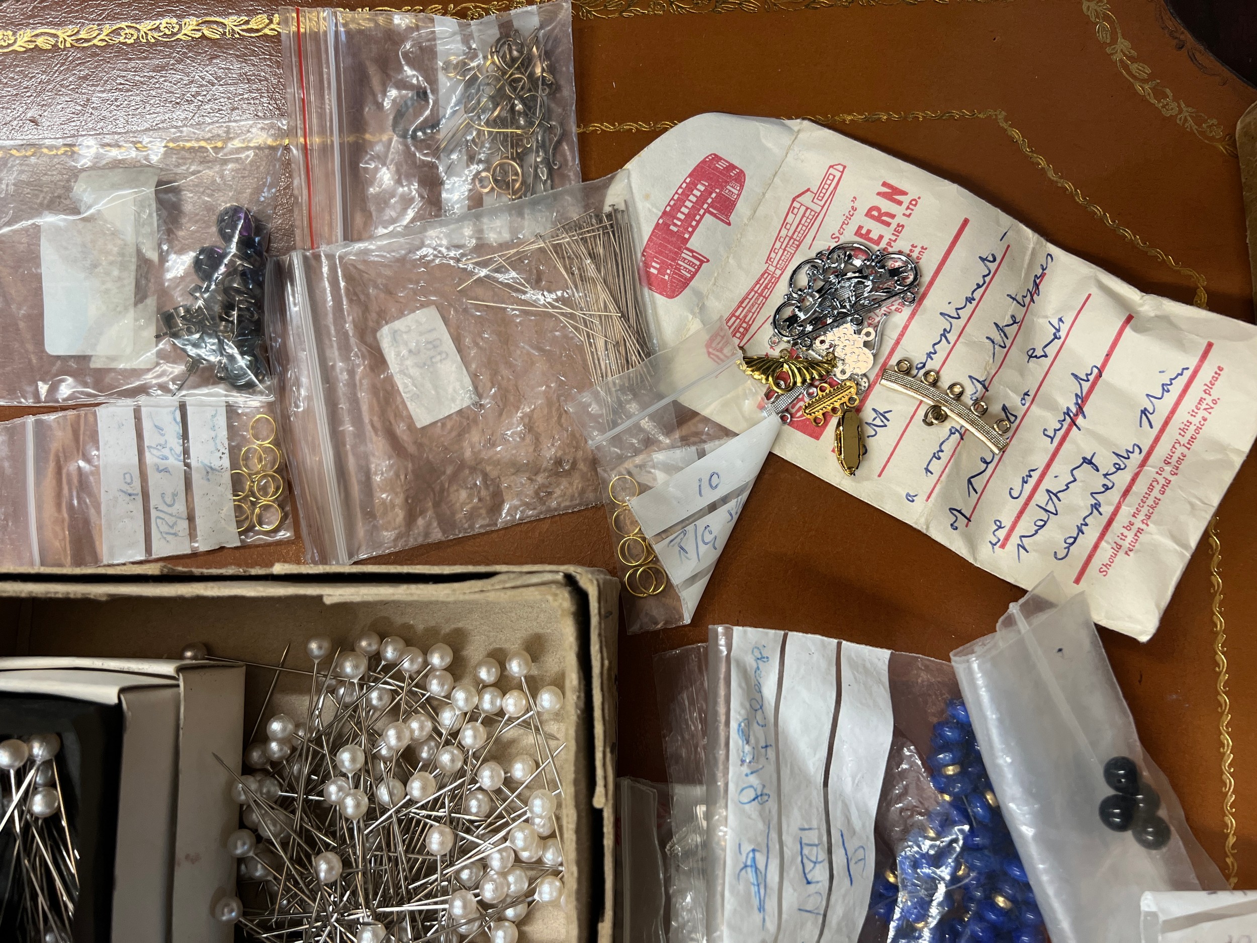 A quantity of jewellery fastenings, loose beads including lapis etc. - Image 5 of 5