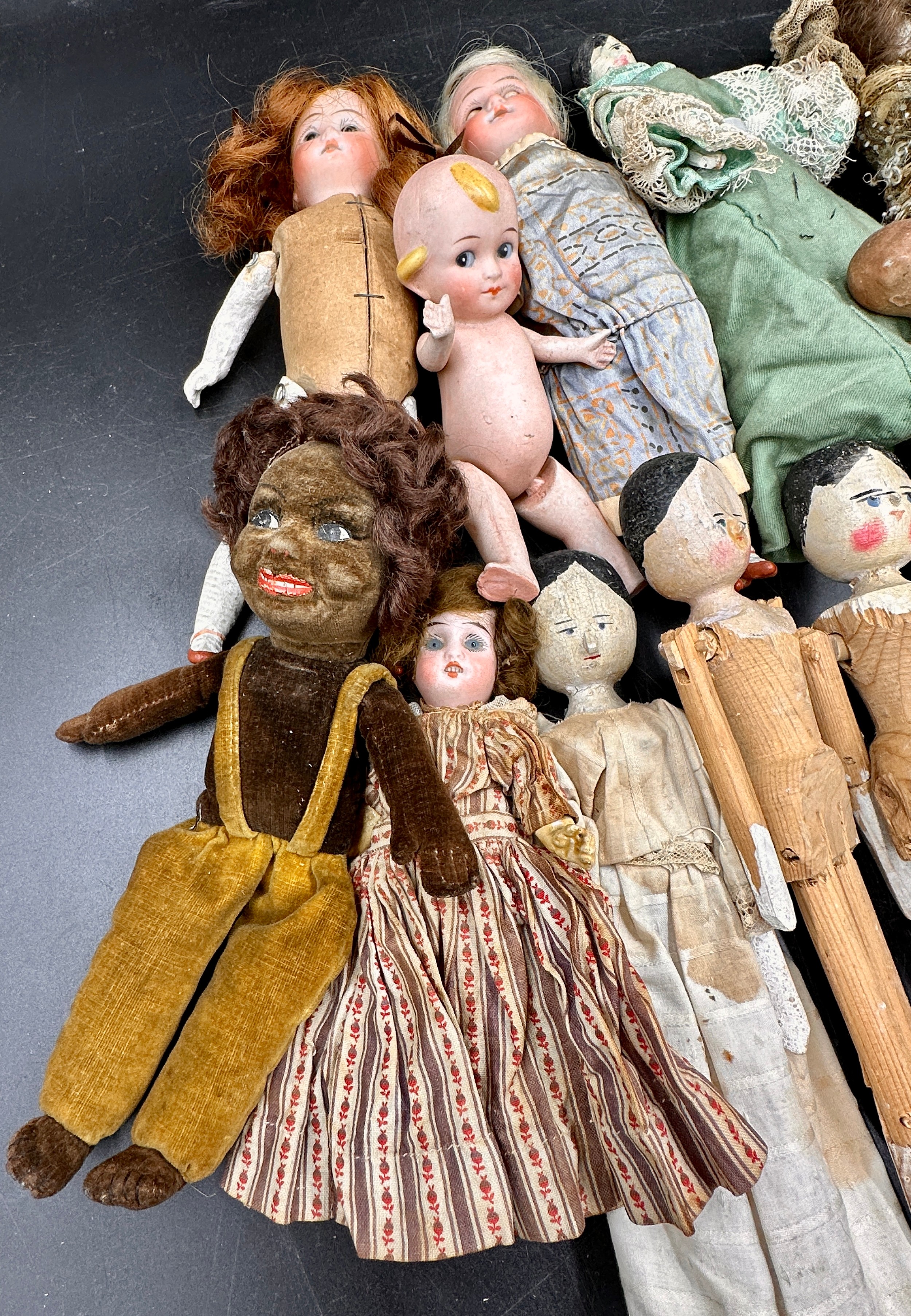 A collection of small dolls to include seven folk art style wooden peg dolls, 15cm l, six with - Bild 3 aus 7