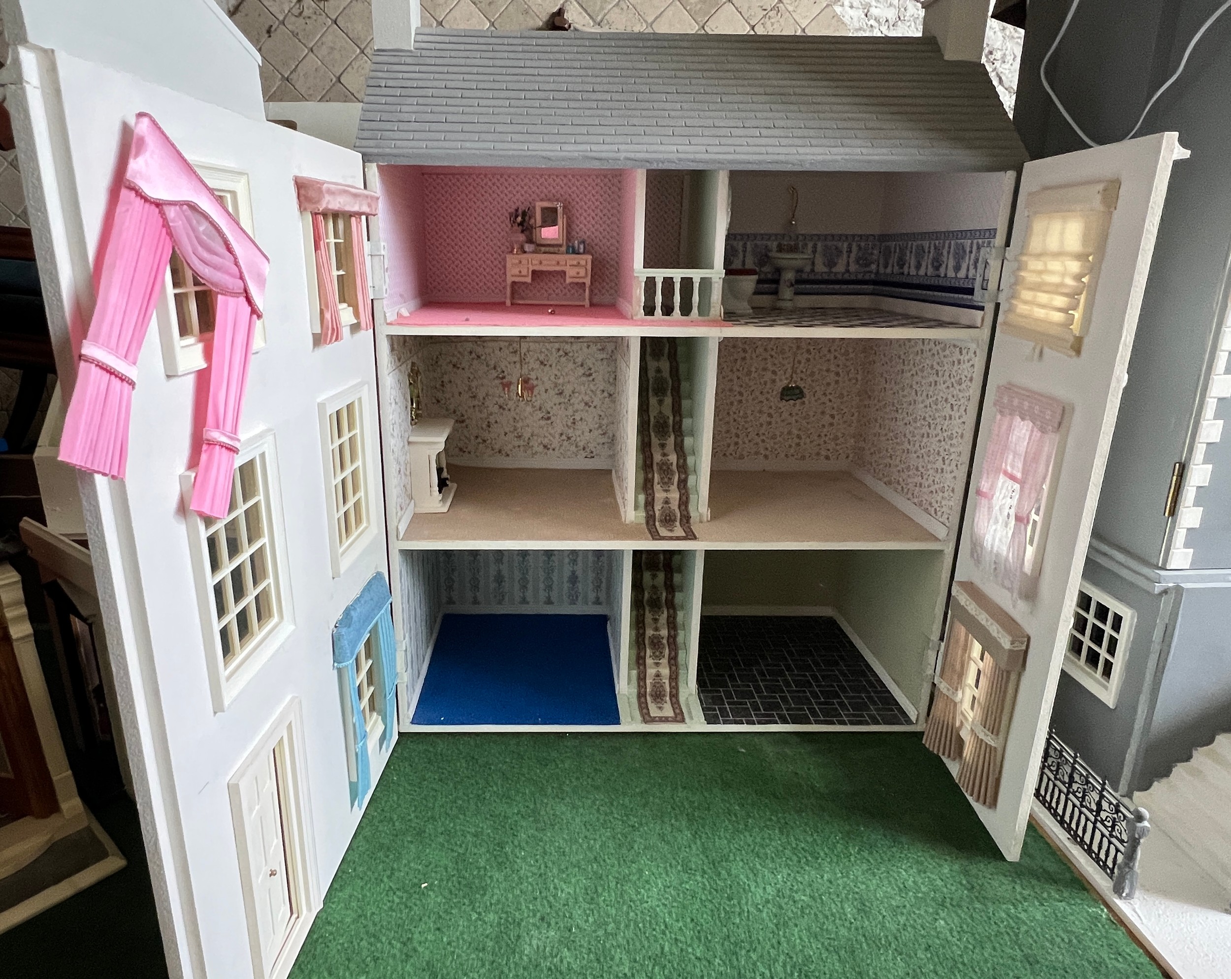A modern dolls house, 61cm w x 83cm h x 31cm w together with bakers shop, music room, shop with - Image 6 of 12