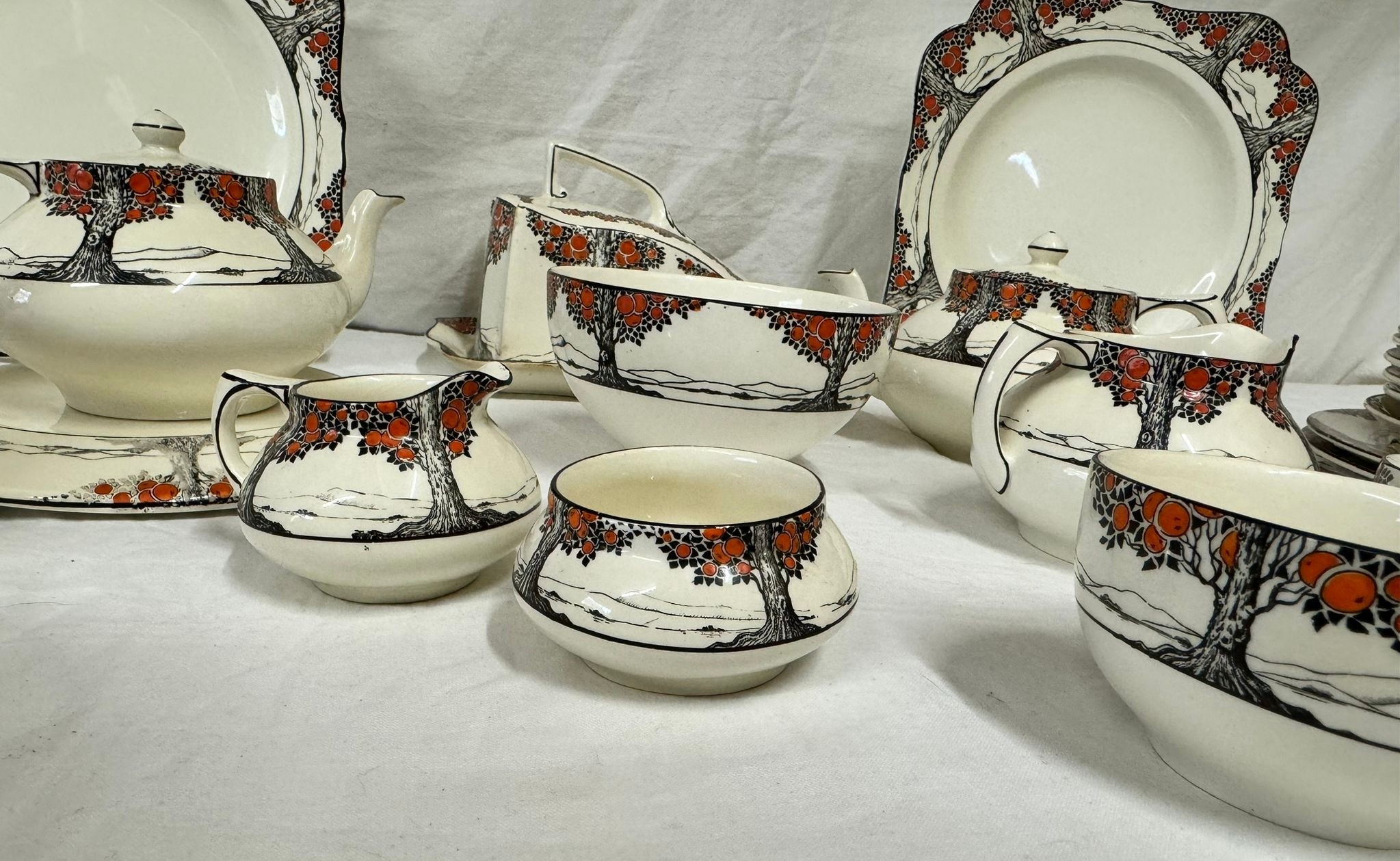 A Crown Ducal Orange Tree tea service to include: - Teapot stand and two teapots; five teacups; - Bild 10 aus 10