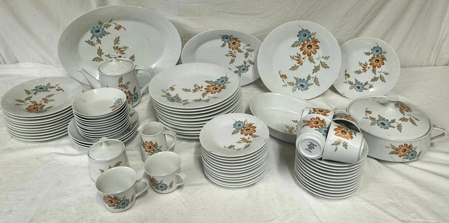 Noritake part dinner/tea service to include 2 oval meat dishes, largest approx. 40cm l, lidded