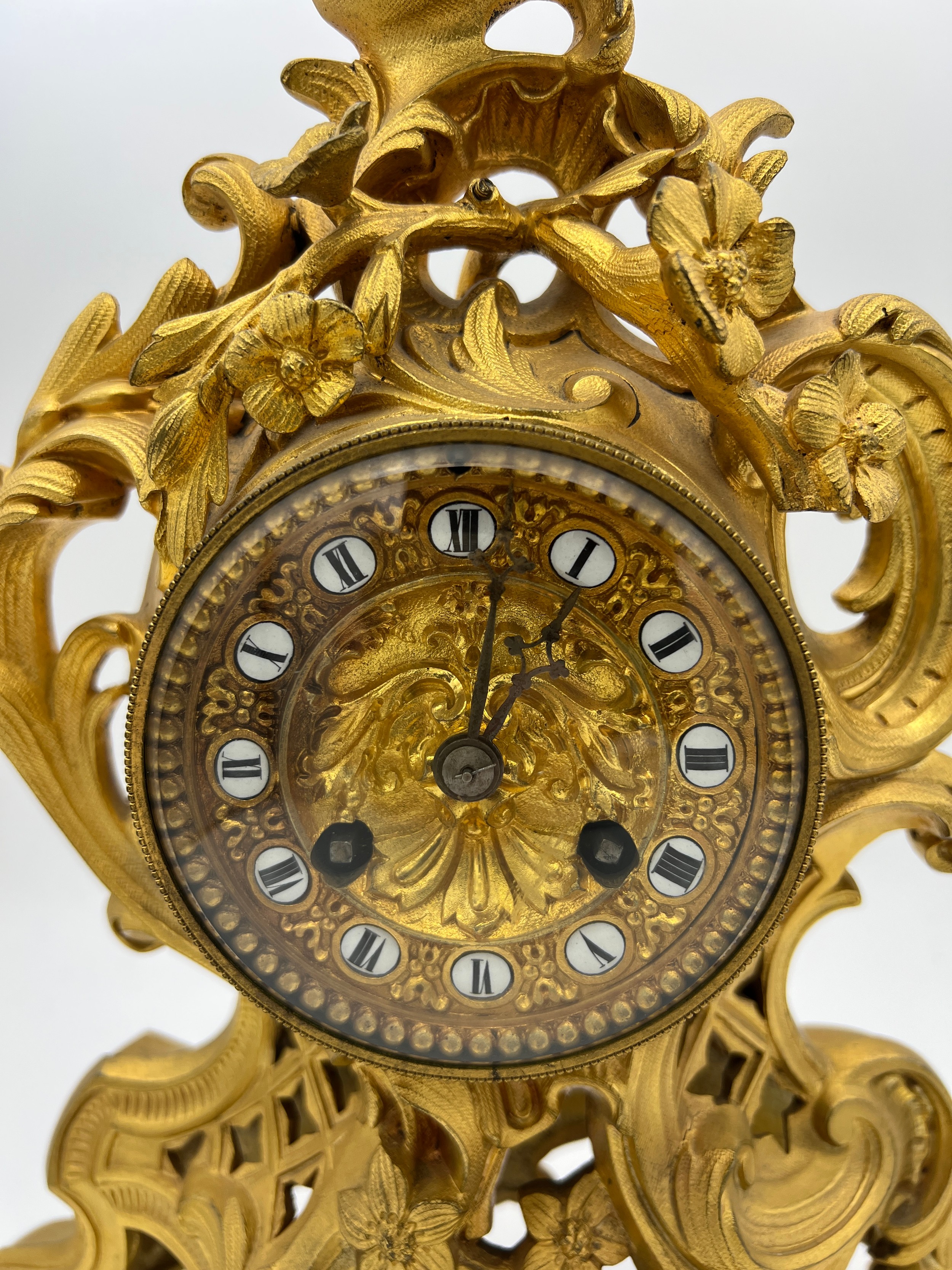 A French gilt bronze mantel clock signed Chaudé Hger du Roi. Stamped Lons Brevette. Strikes on the - Bild 2 aus 3