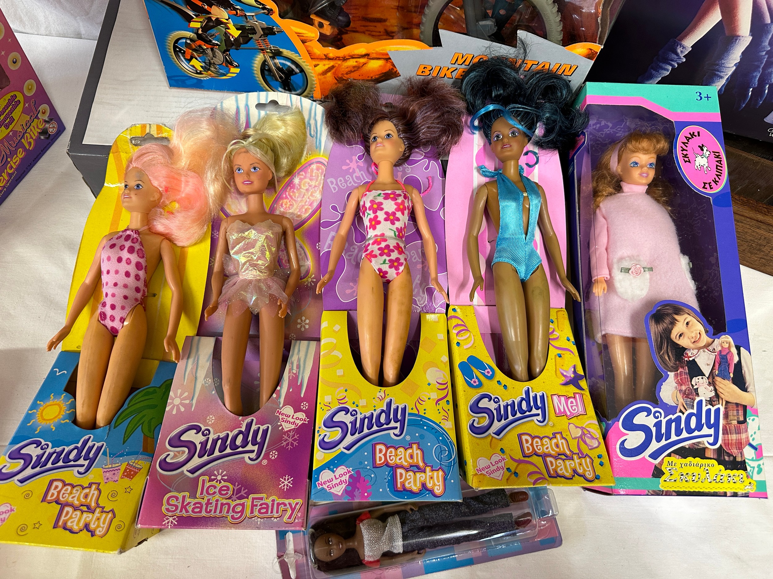 A collection of vintage toys to include Barbie Timeless Silhouette, six Sindy dolls 4 x beach - Bild 3 aus 5