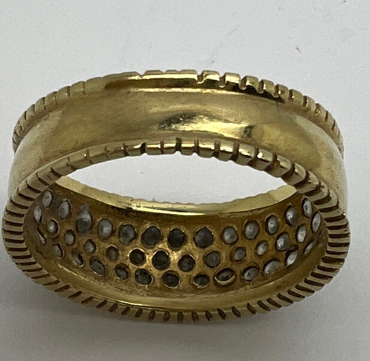 A 9 carat gold ring set with multiple diamonds. Size Q. Weight 4.4gm. - Bild 3 aus 3