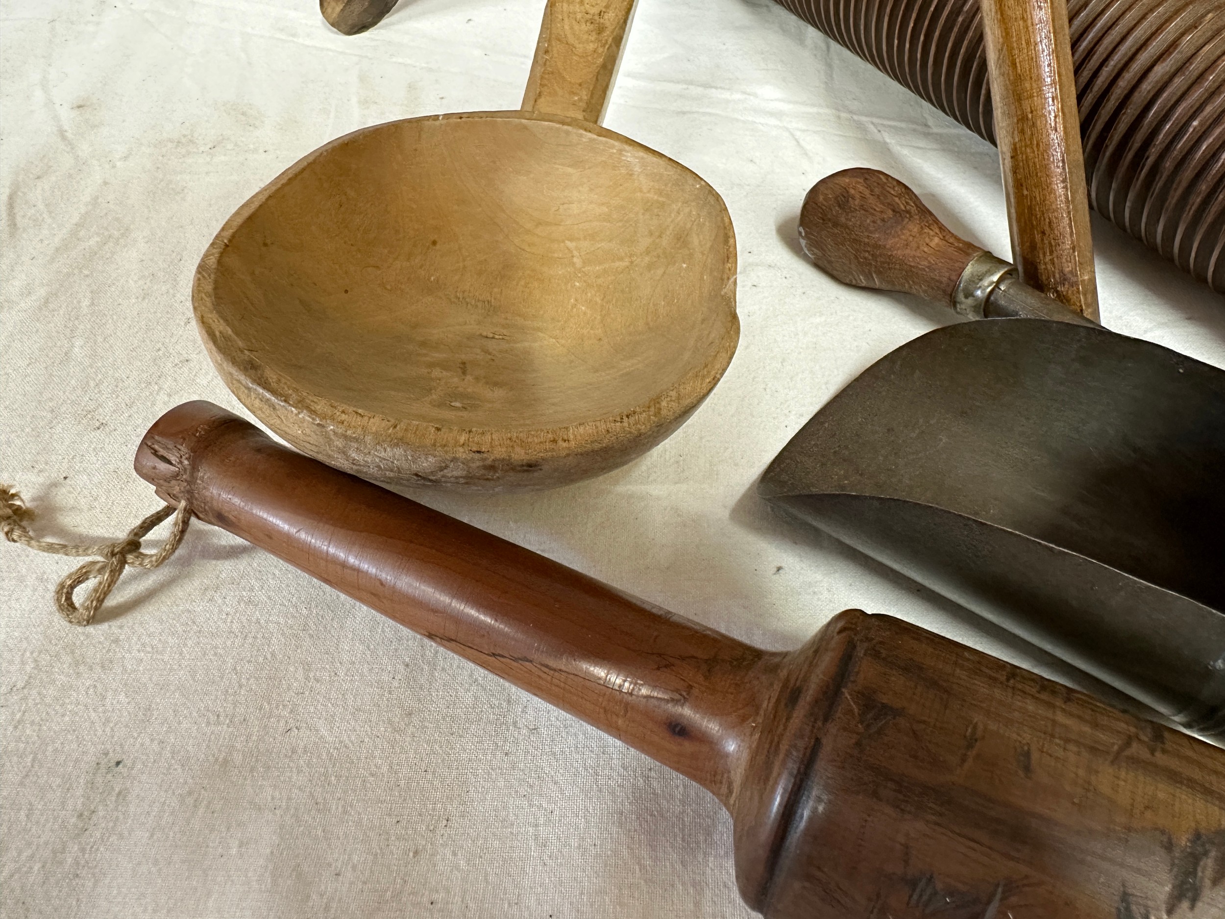 An assortment of kitchenalia to include a large copper mould 29cm d, a portable wooden stand, a Blow - Bild 3 aus 8