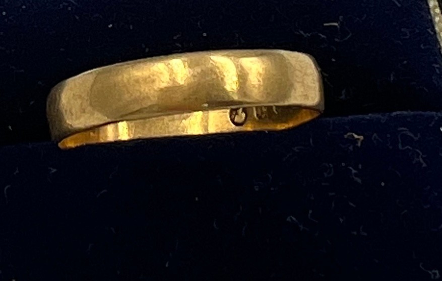 A 22 carat gold wedding band. Size O. Weight 2.2gm. - Bild 2 aus 3
