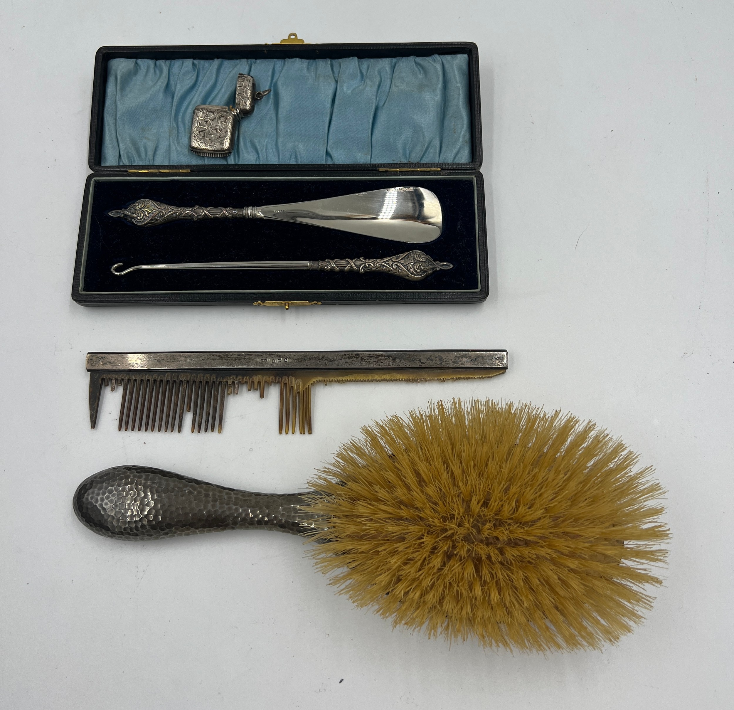 A boxed silver handled shoe horn and button hook, a silver backed hairbrush and comb together with a - Bild 2 aus 3