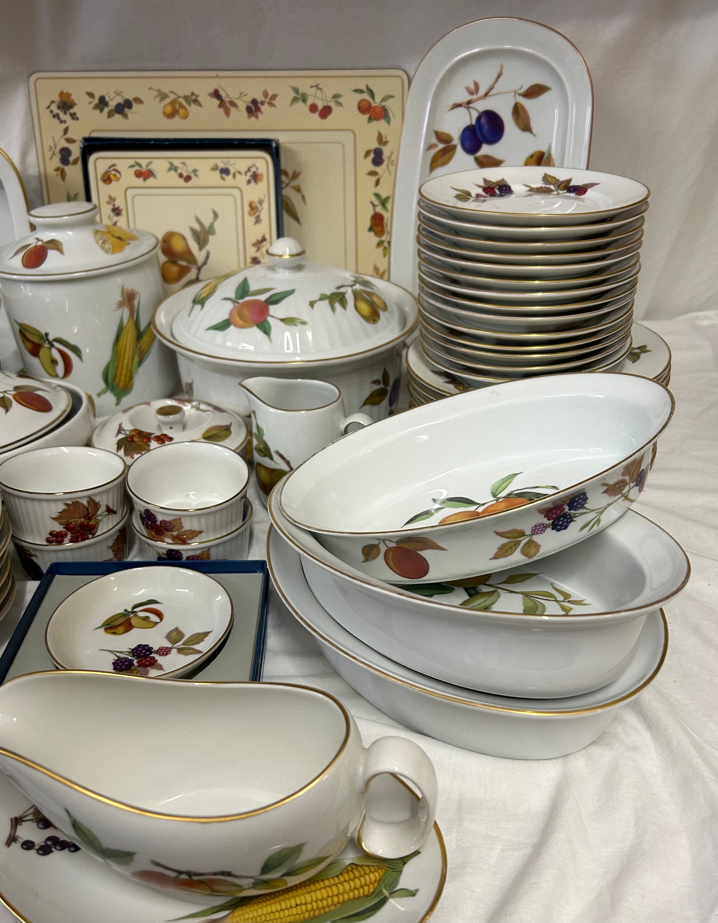 A large quantity of Royal Worcester 'Evesham' : 2 x large lidded casseroles (one fluted), a small - Image 4 of 5