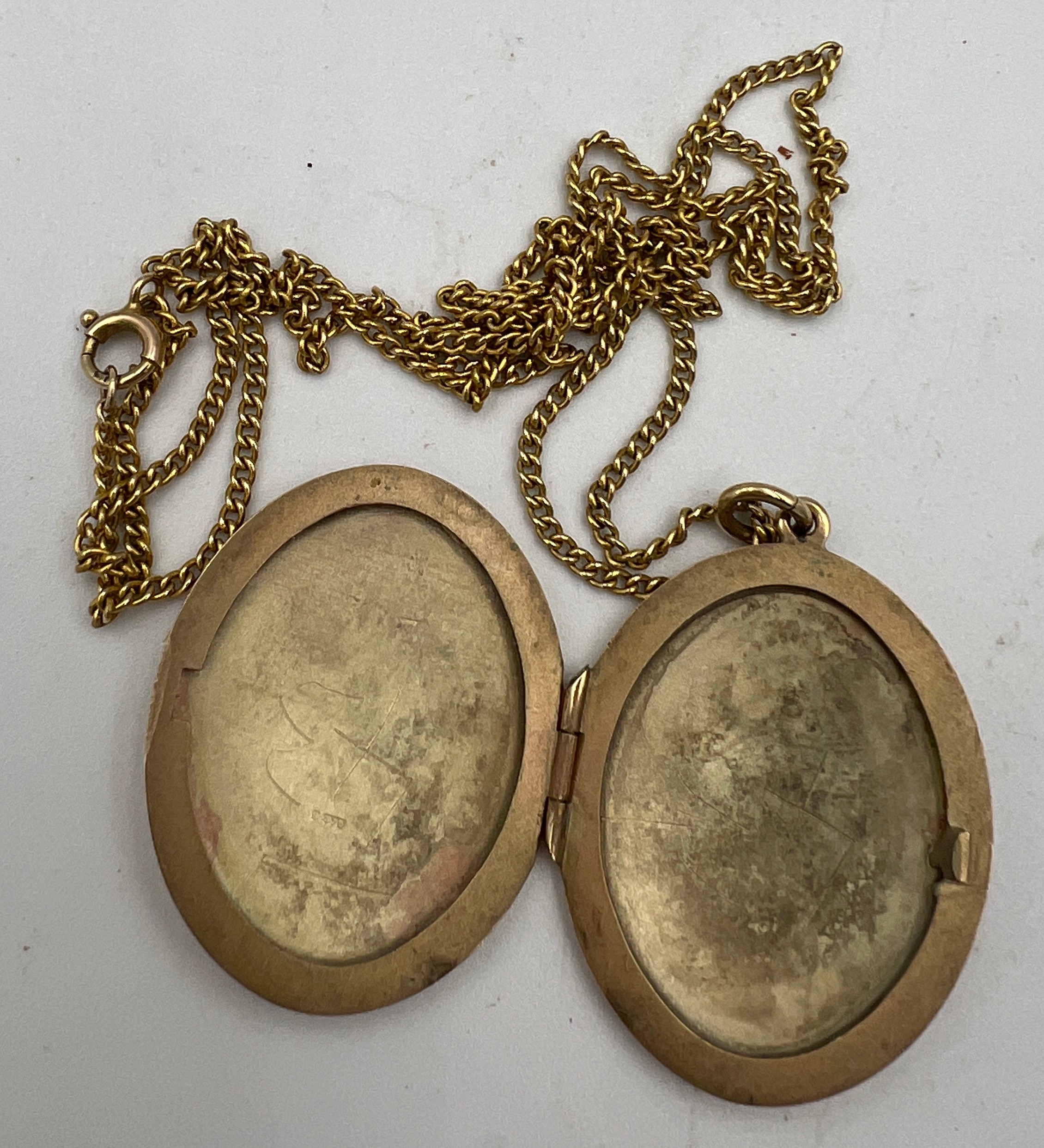 A nine carat gold oval locket and chain. Chain 54cm long. Locket 3cm x 2.5cm approximately. Weight - Image 3 of 3