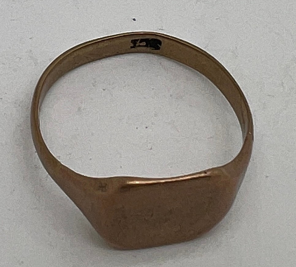 A 9 carat gold signet ring Weight 3.2gm.