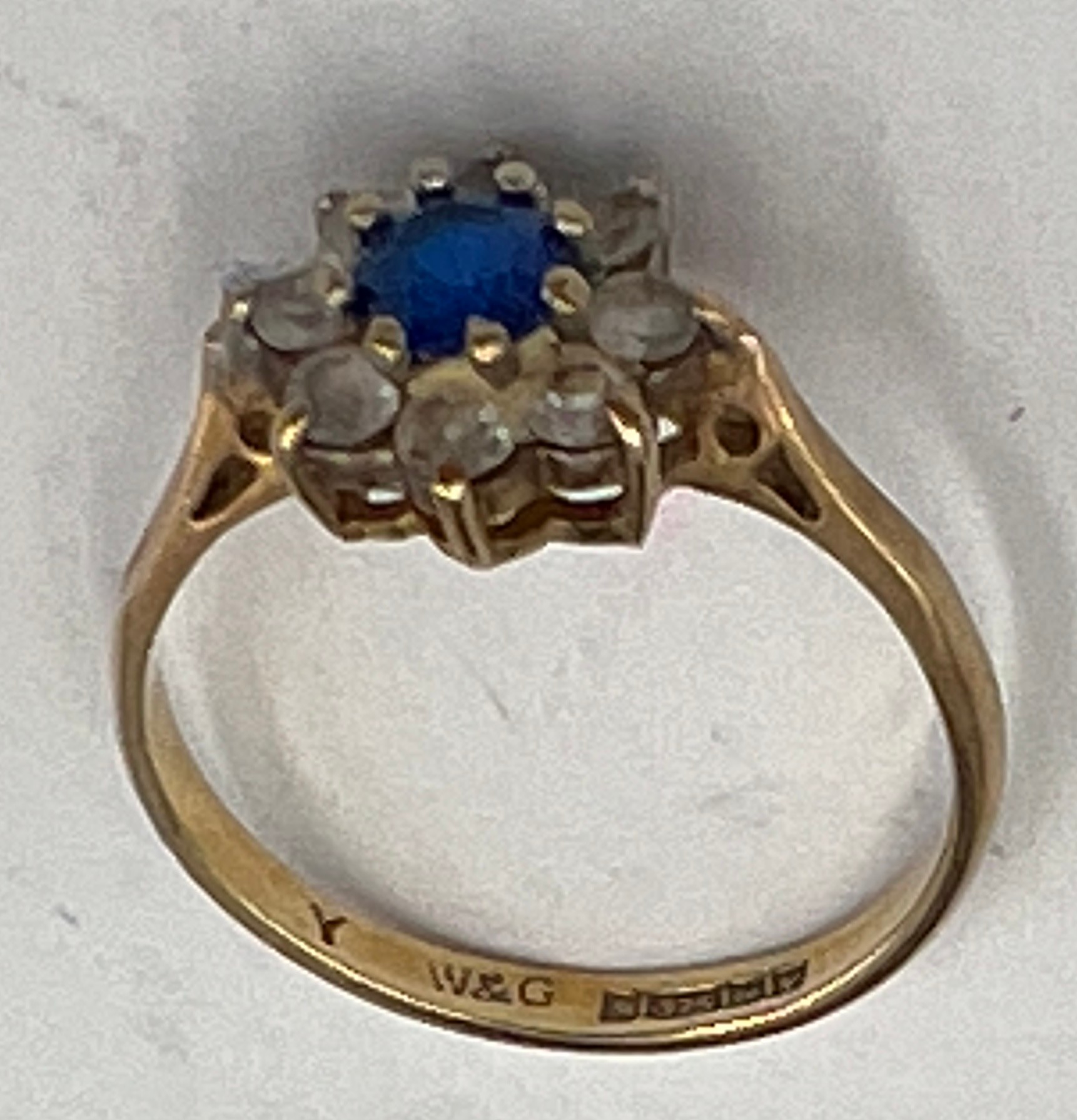 A 9 carat gold ring set with blue and clear paste stones. Size K. Weight 1.8gm. - Bild 3 aus 3