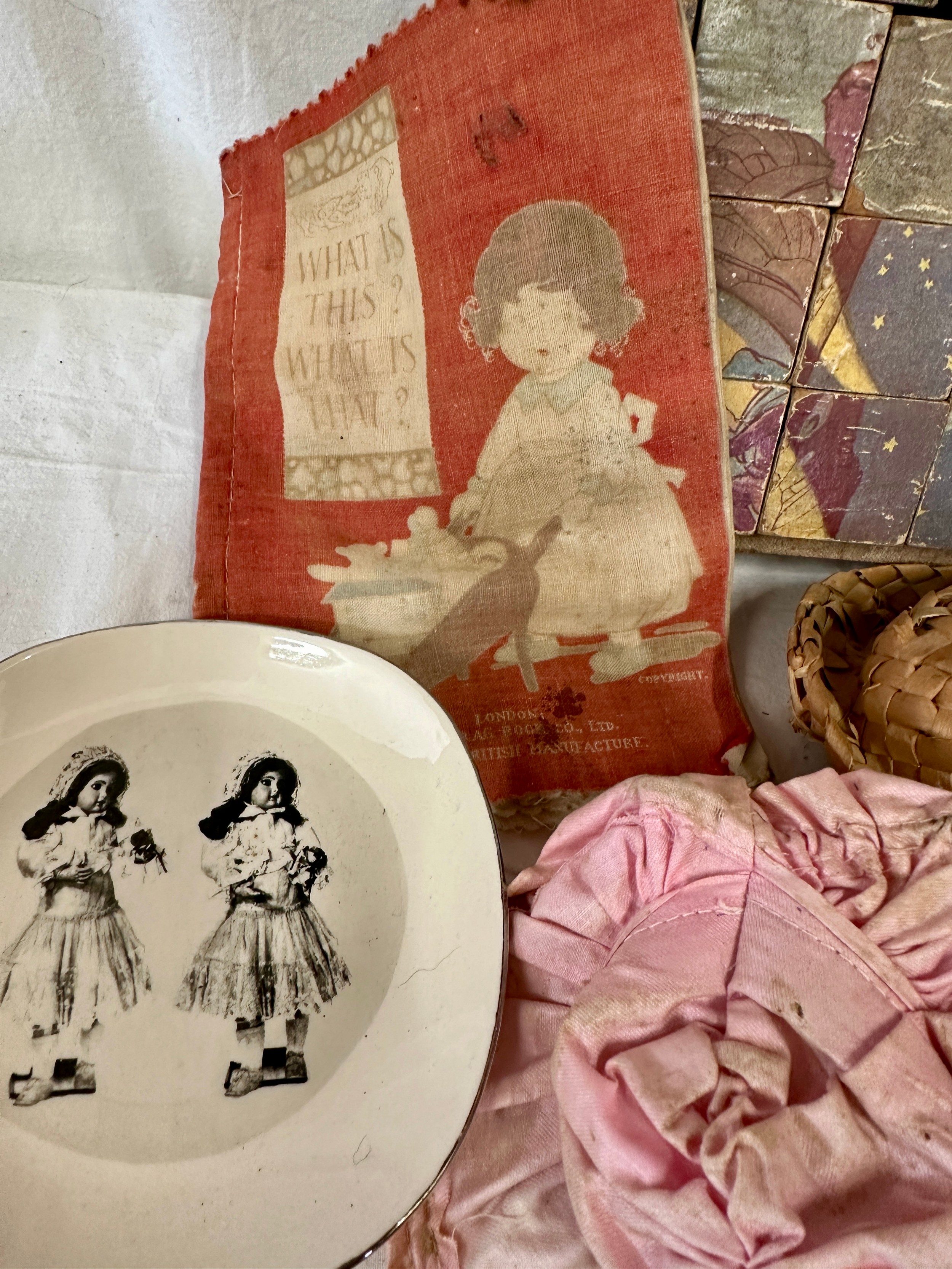 A mixture of items to include vintage doll's house accessories, tin plate pram and bucket, - Bild 3 aus 7