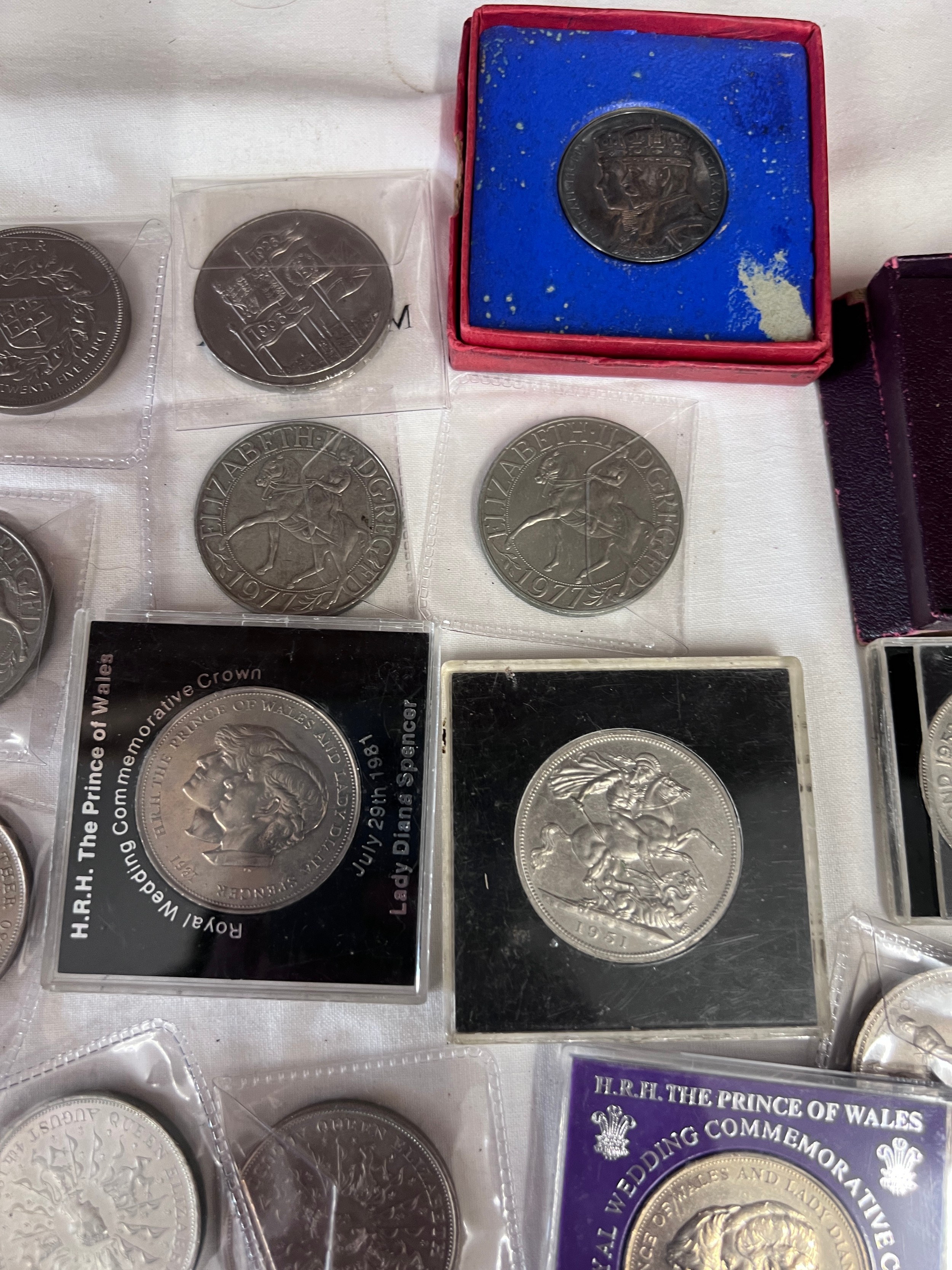 A collection of mostly crowns x 33 and other various coinage to include Jubilee medal, Britain's - Bild 3 aus 7