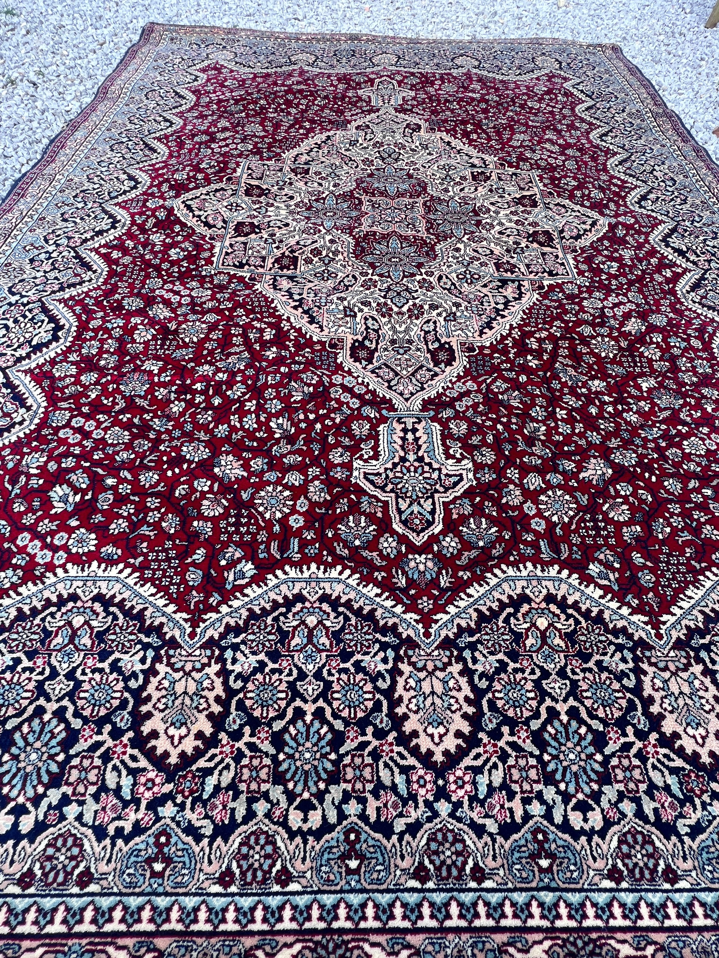 A good quality red ground wool carpet 315cm x 223cm. - Bild 2 aus 8