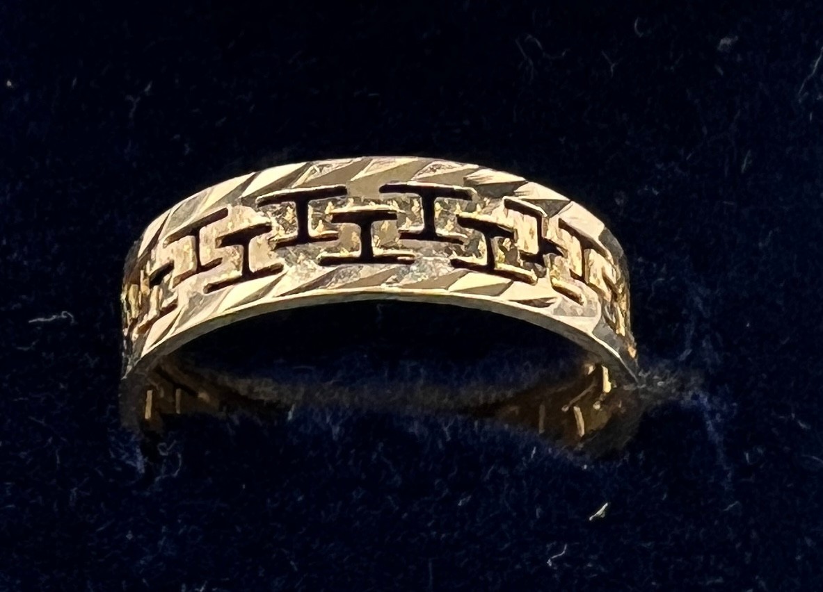 A 14 carat gold decorative wedding band. Weight 1.2gm, size M.