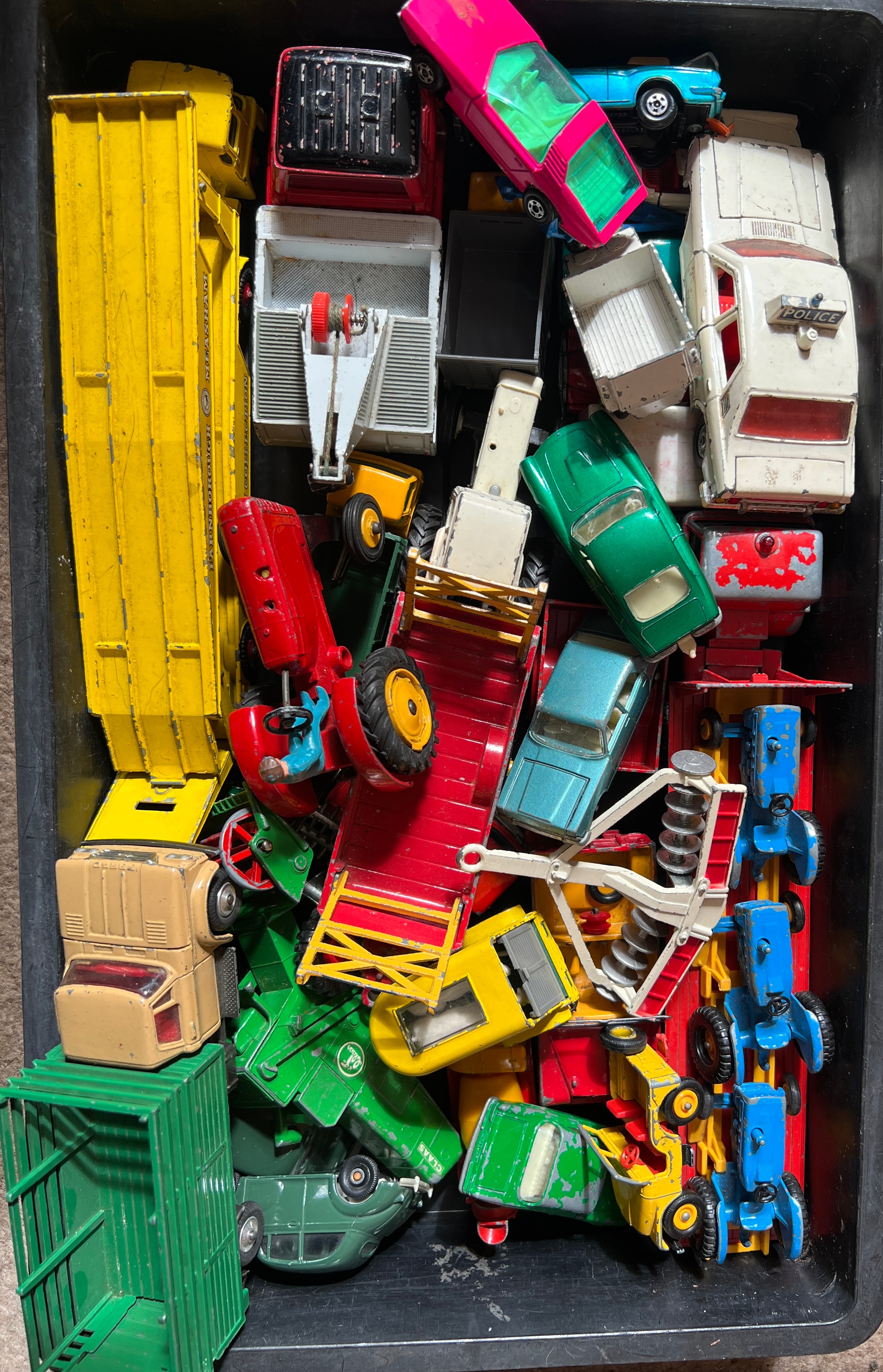 A quantity of vintage toy cars and lorries to include Corgi, Matchbox and Dinky.