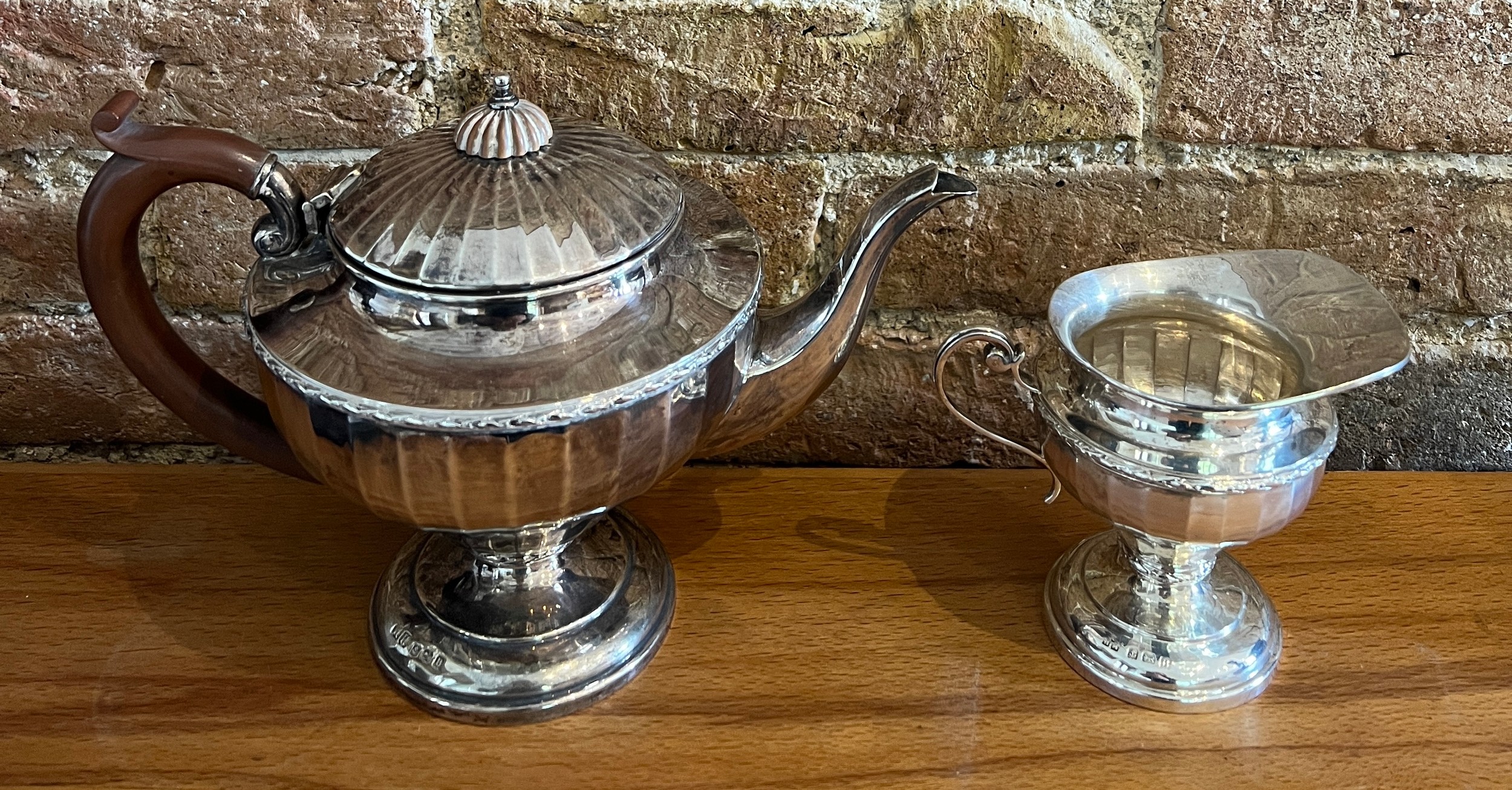 Silver teapot and matching jug. Birmingham 1926, maker Henry Mathews. Total weight 512gm.
