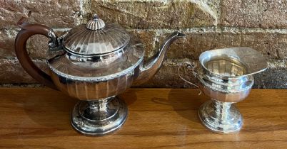 Silver teapot and matching jug. Birmingham 1926, maker Henry Mathews. Total weight 512gm.