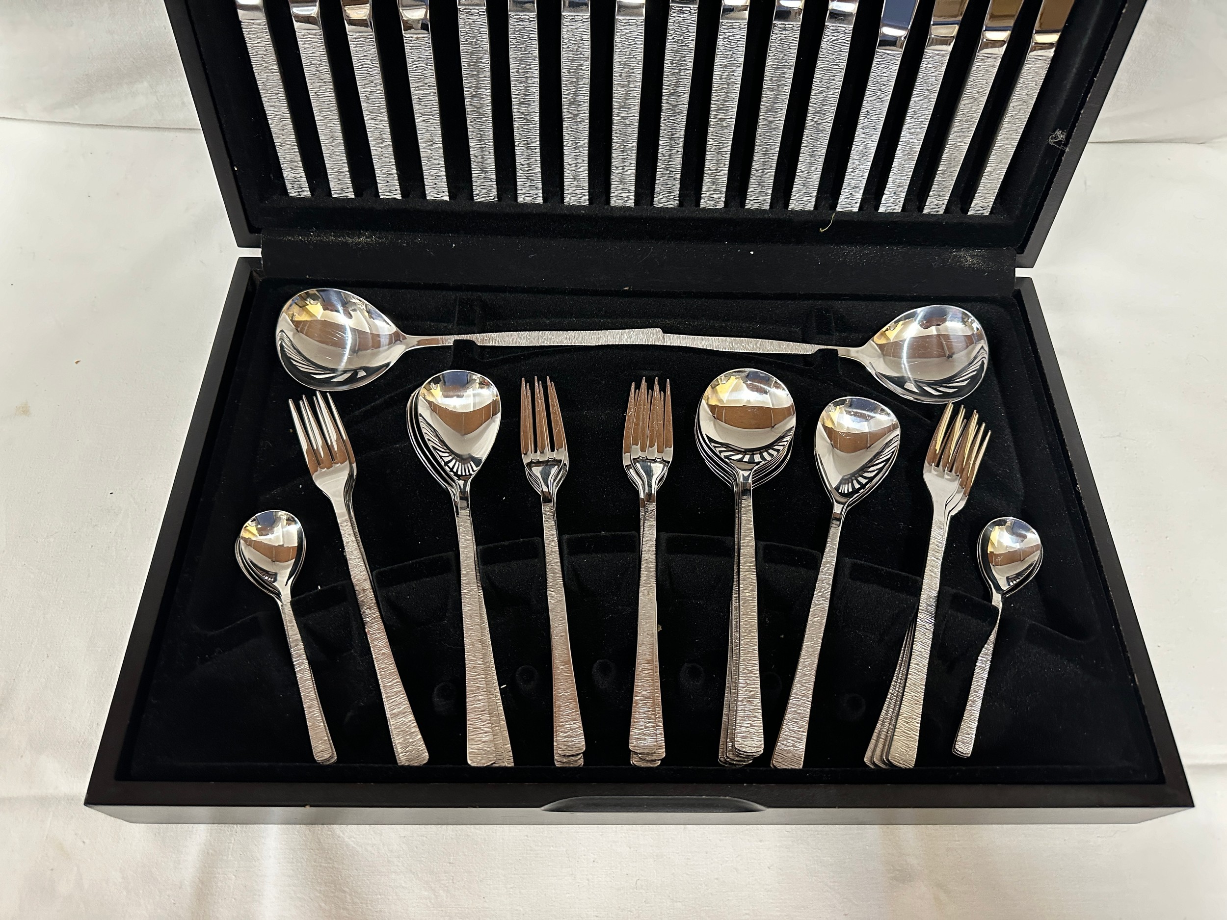 A Viners 8 piece canteen of cutlery by Gerald Benney, missing 1 teaspoon and 1 dessert fork (56). - Image 3 of 5