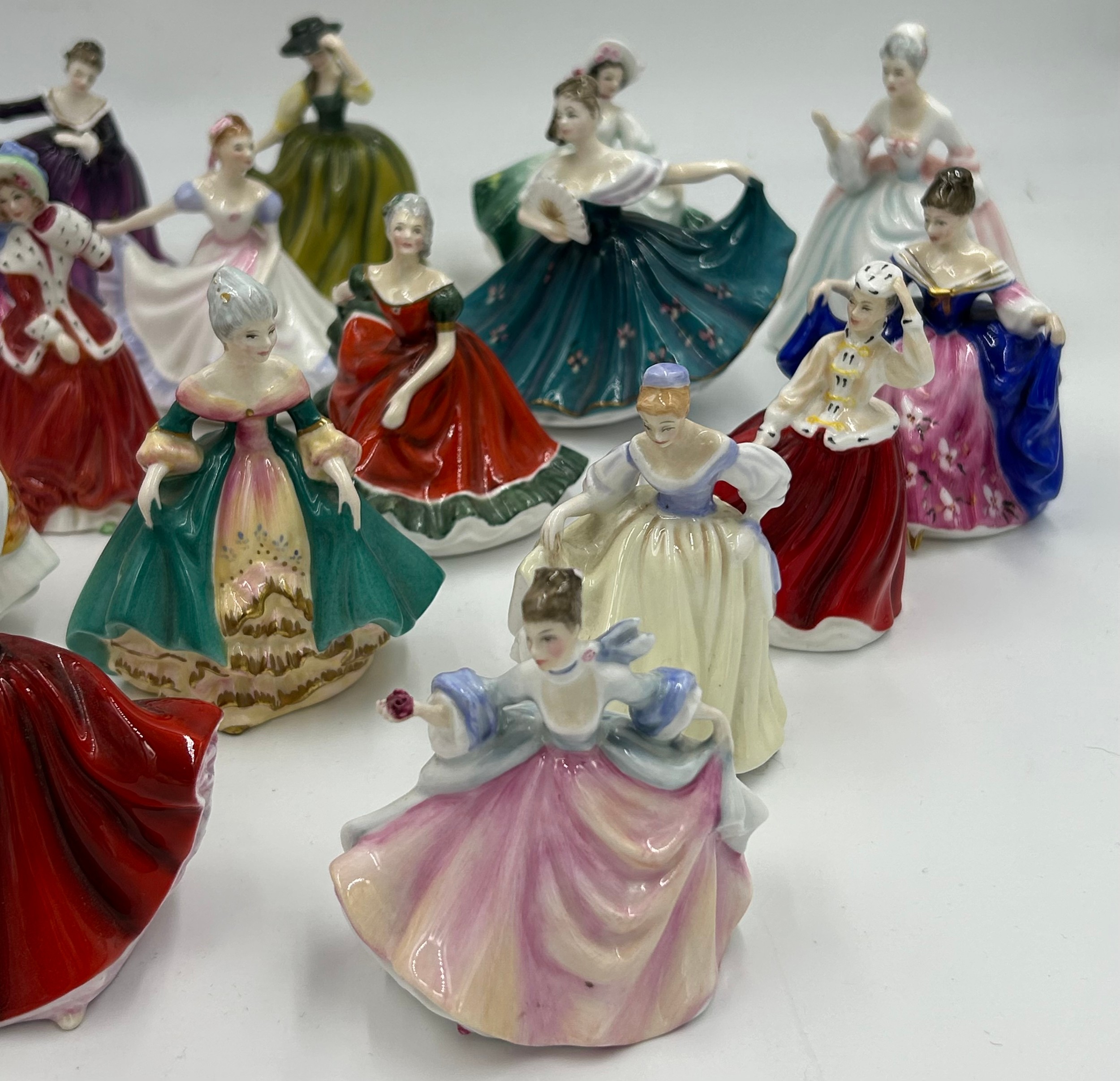 A collection of 22 miniature Royal Doulton figurines, Rebecca HN 3414, Top of the Hill HN 3499, - Image 4 of 6