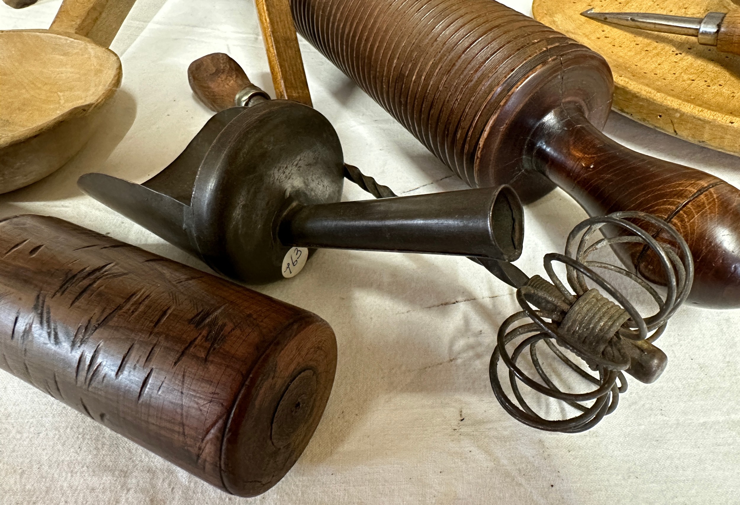 An assortment of kitchenalia to include a large copper mould 29cm d, a portable wooden stand, a Blow - Bild 2 aus 8