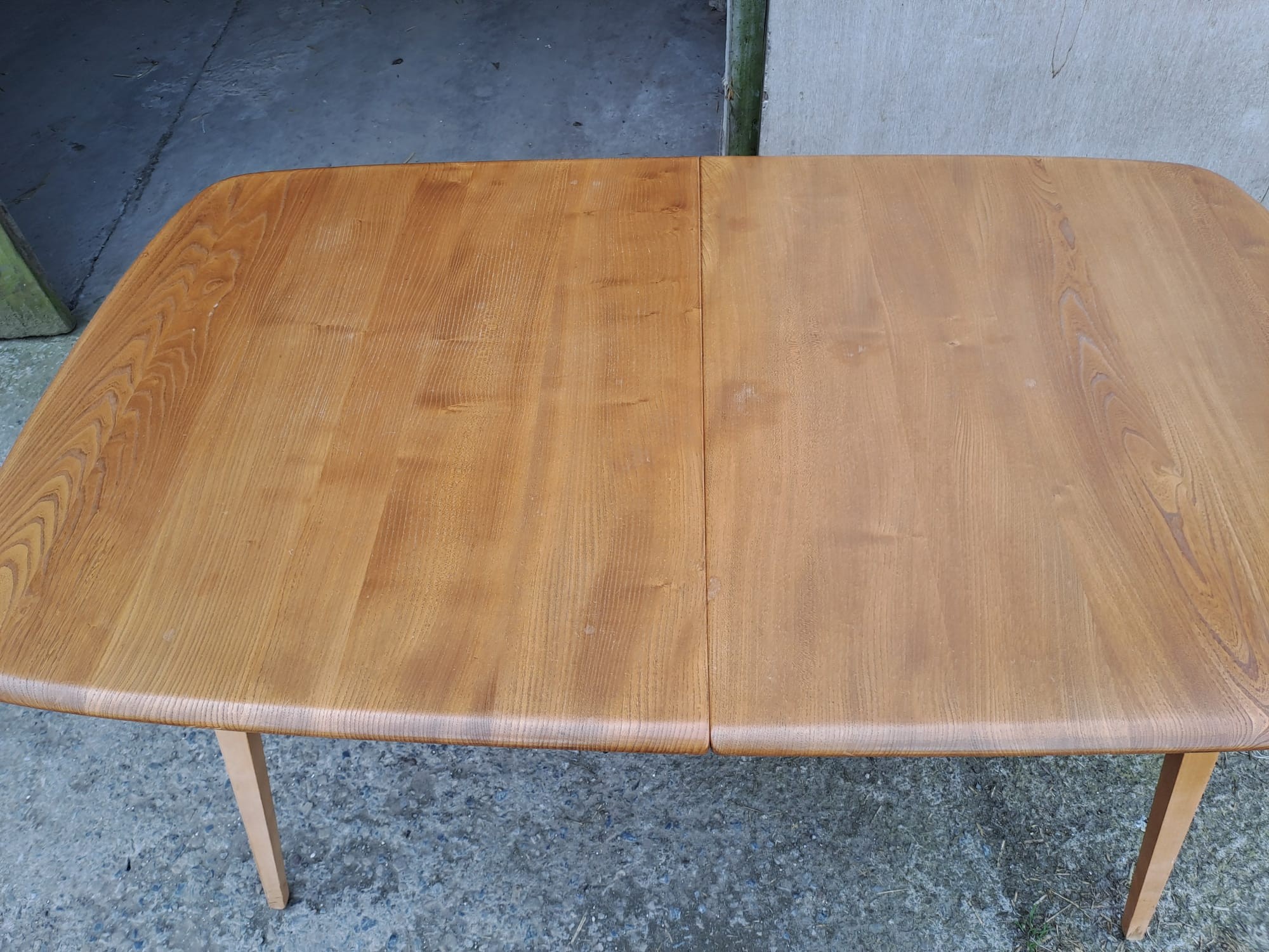 A mid 20thC Ercol extending dining table. Closed 82cm h x 152cm l x 91cm w, fully open 223cm l. - Image 6 of 7