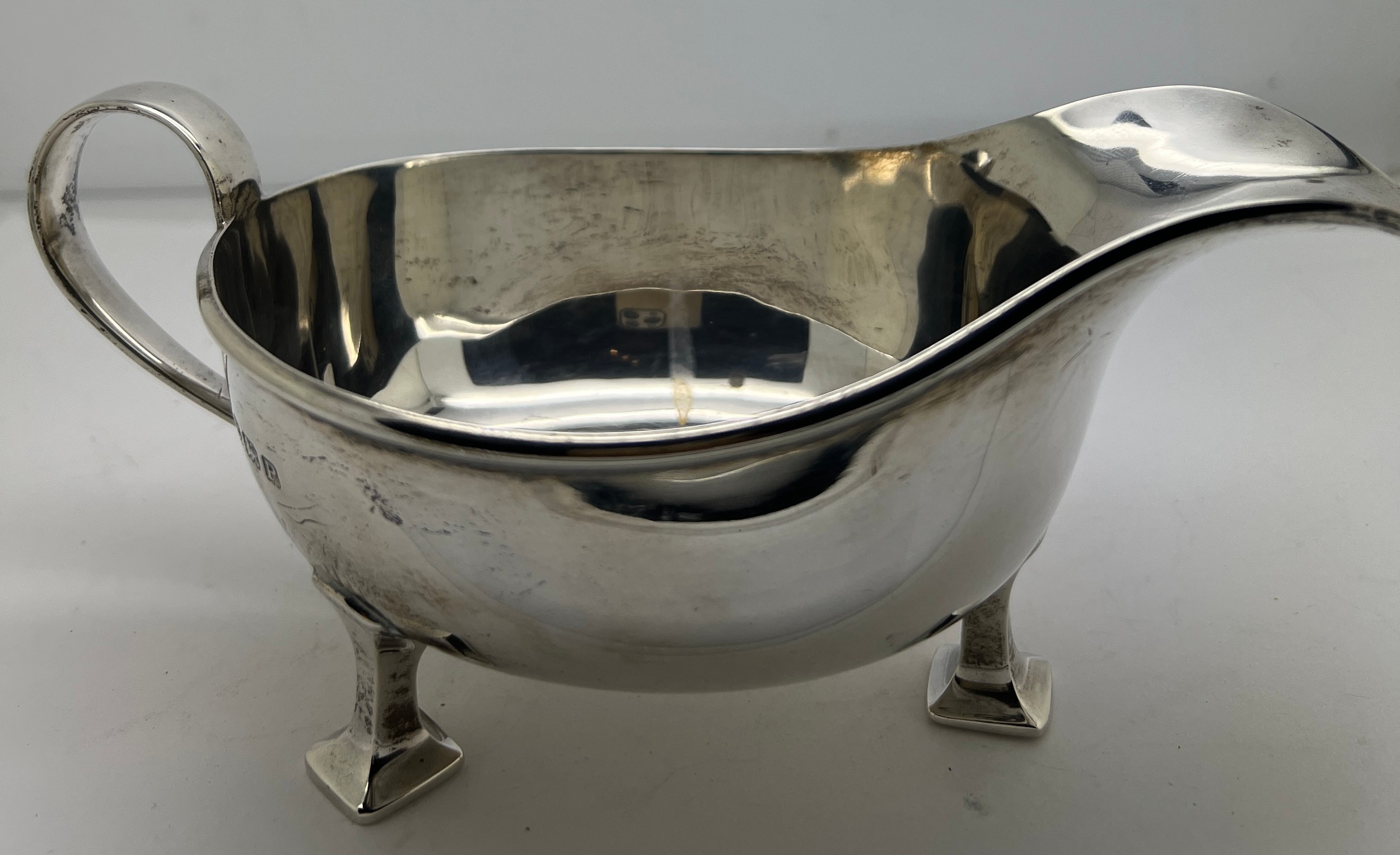 A silver sauce boat Birmingham 1939, maker Albert Edward Jones. Weight 208gm. 18cm l. - Bild 2 aus 3