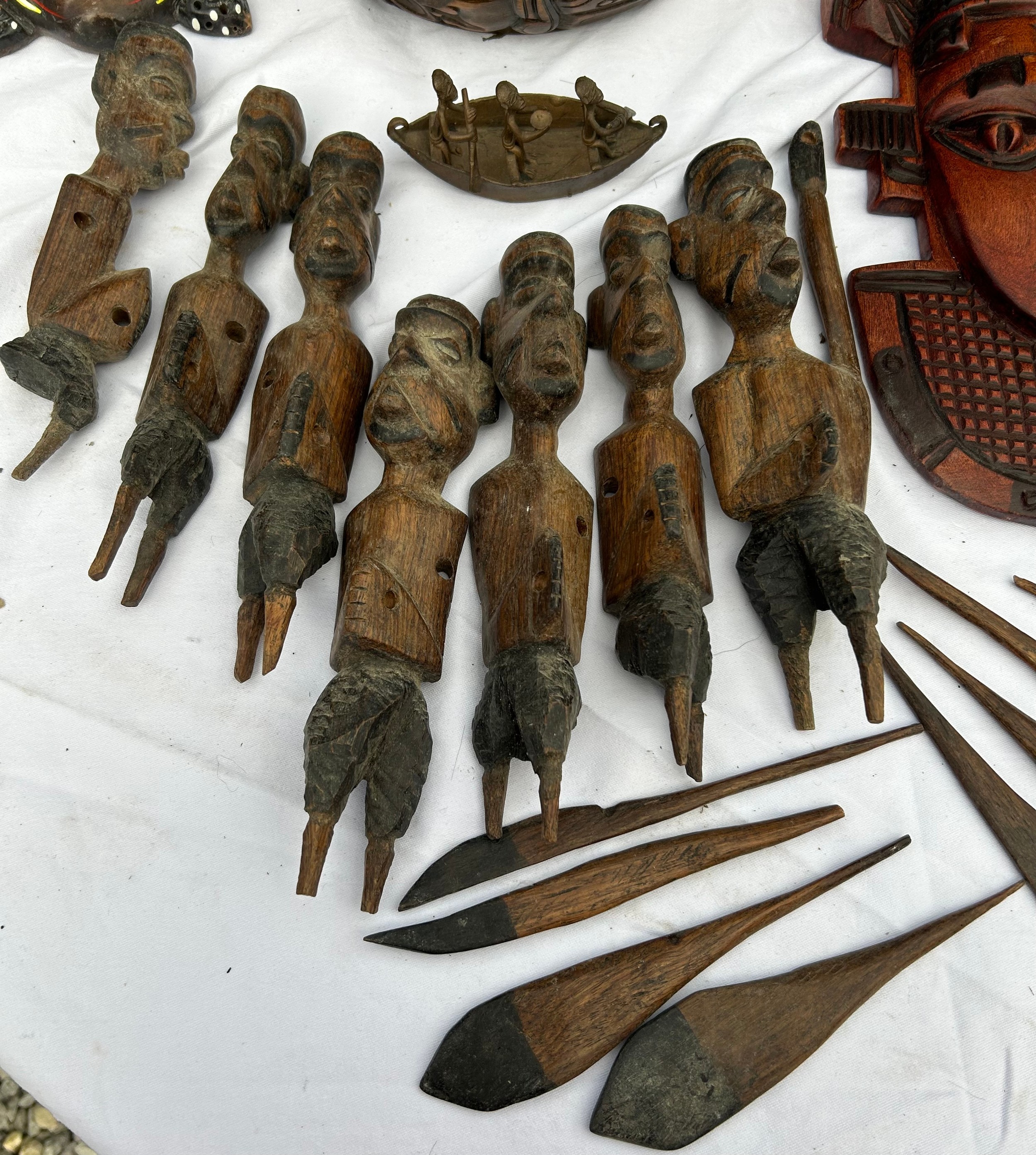 An unusual lot of tribal wooden items to include a wooden painted boar, wooden figures and mask wall - Bild 2 aus 5