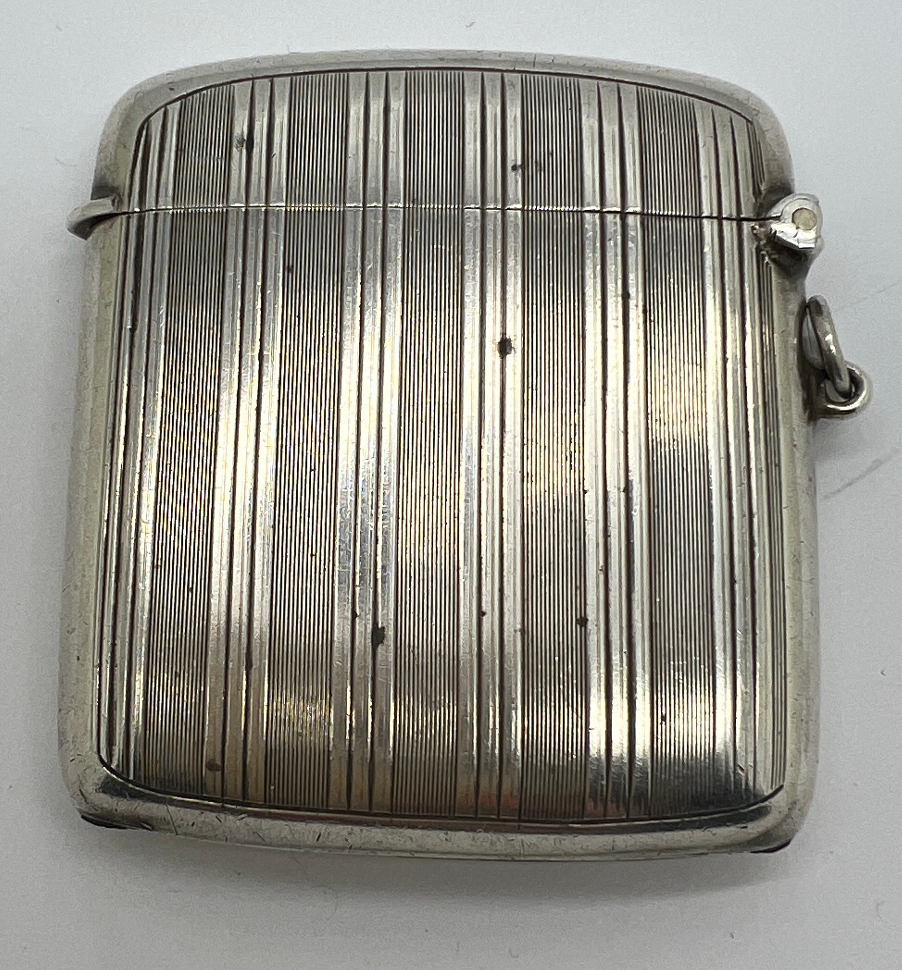 Silver vesta case Birmingham 1913, maker Horace Woodward & Co Ltd. Weight 40.1gm. 5.5 x 5 cm. Vacant - Bild 2 aus 3