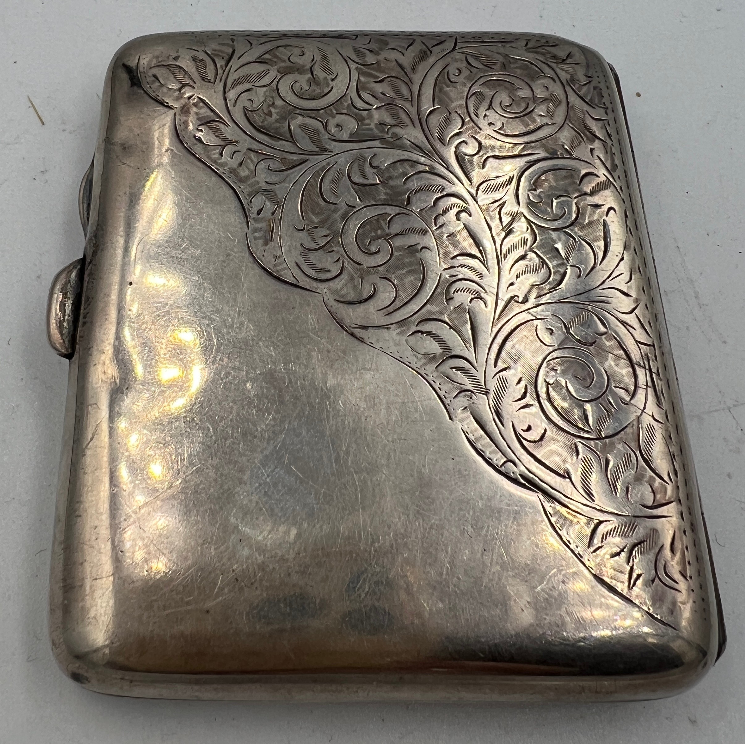 A hallmarked silver cigarette case. Birmingham 1917, maker Joseph Gloster Ltd. Weight 87gm. - Bild 2 aus 3