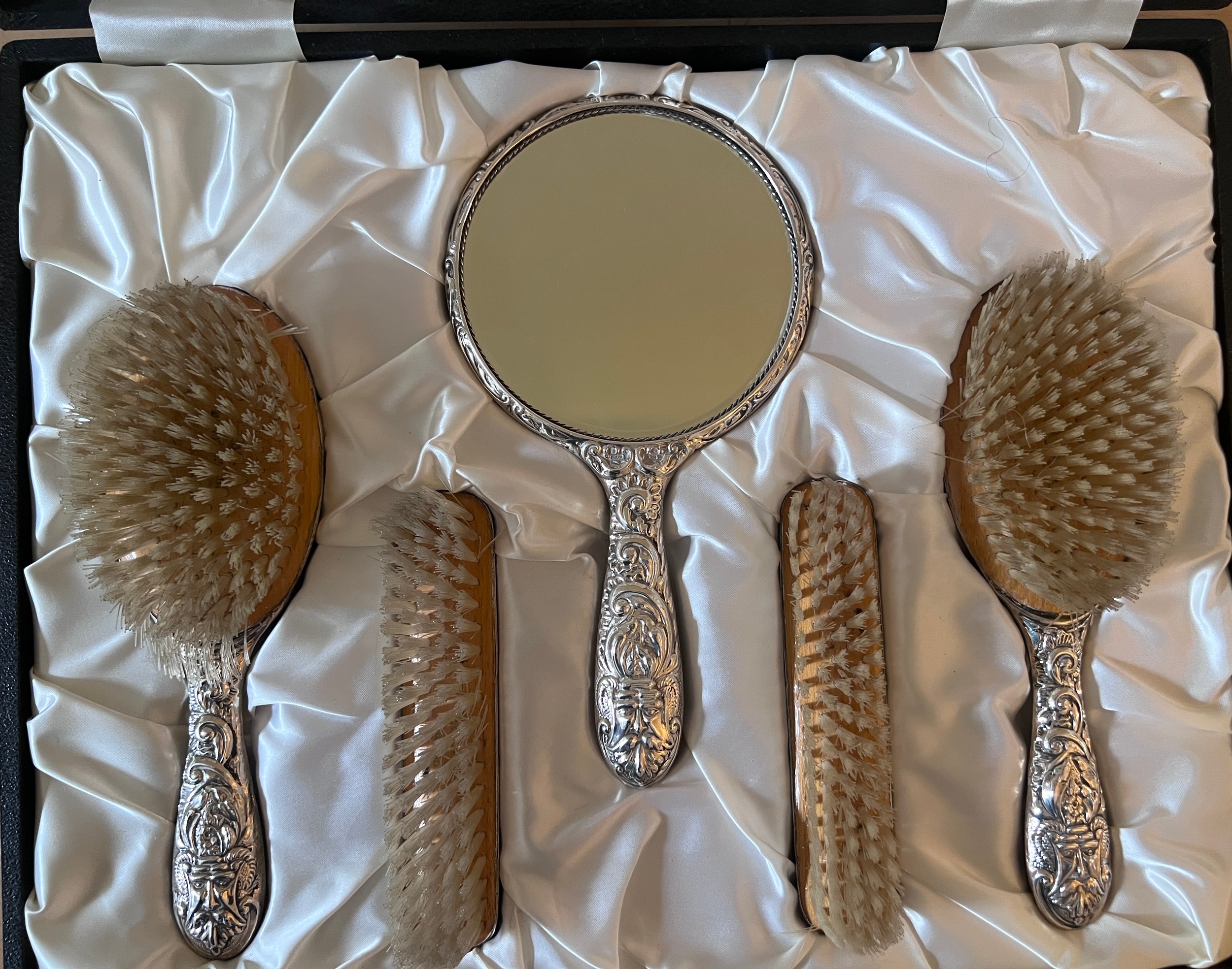 A 20thC cased hallmarked silver backed dressing table set comprising two hairbrushes, two clothes - Image 3 of 4