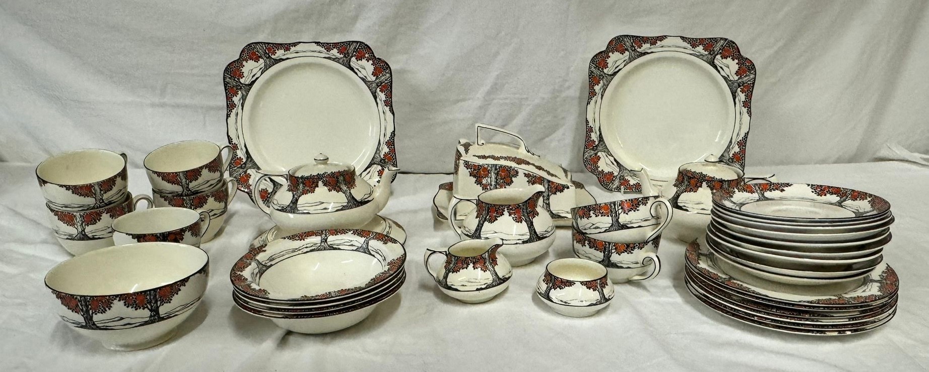 A Crown Ducal Orange Tree tea service to include: - Teapot stand and two teapots; five teacups; - Bild 2 aus 10