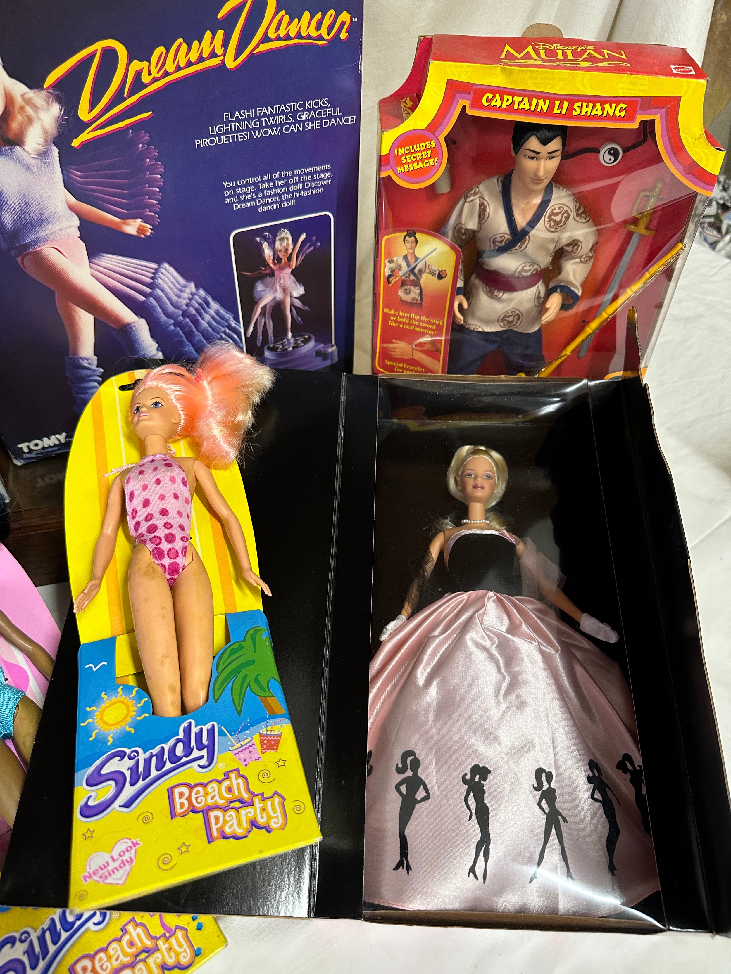 A collection of vintage toys to include Barbie Timeless Silhouette, six Sindy dolls 4 x beach - Bild 2 aus 5