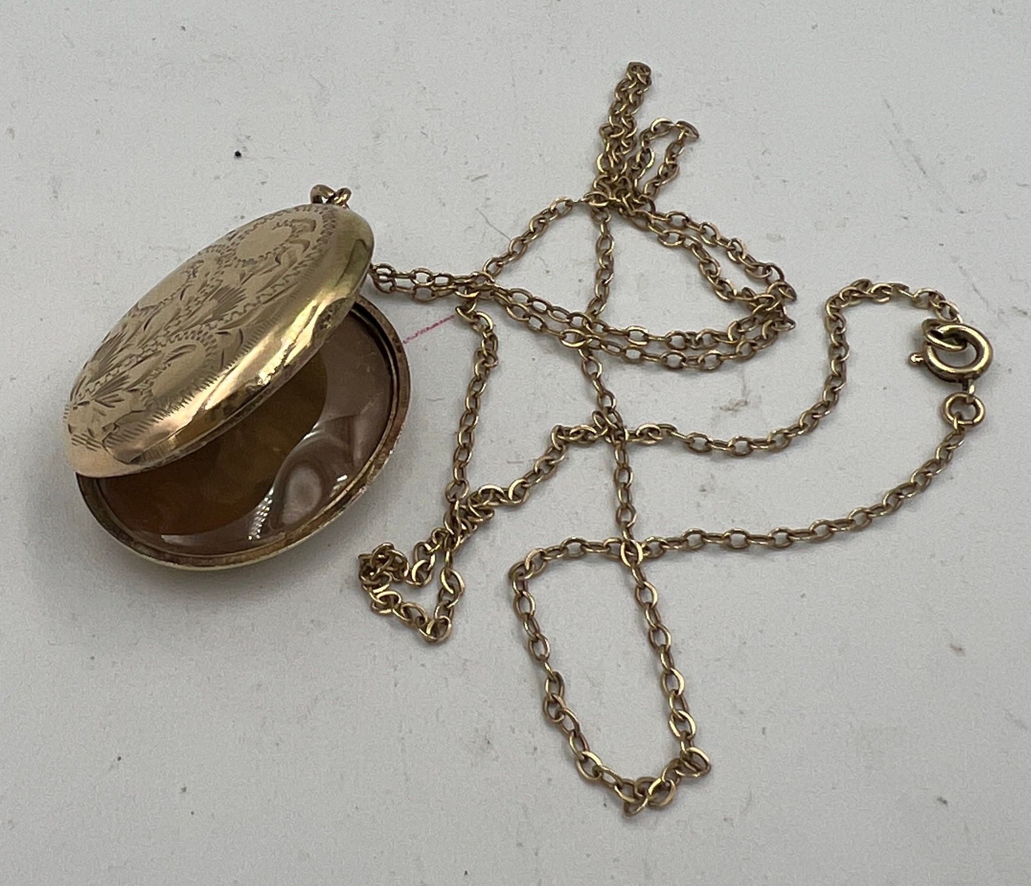 A nine carat gold oval etched locket on a fine nine carat gold chain. Total weight 7.5gm. Length - Image 3 of 3