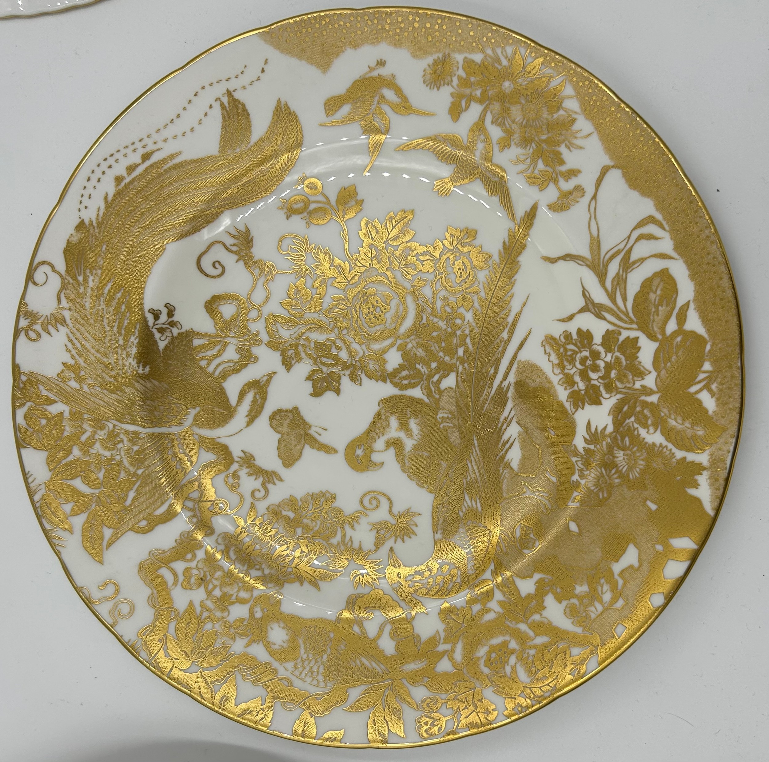 A Royal Crown Derby Gold Aves pattern plate 26.5cm together with 4 other Royal Crown Derby red and - Image 4 of 8