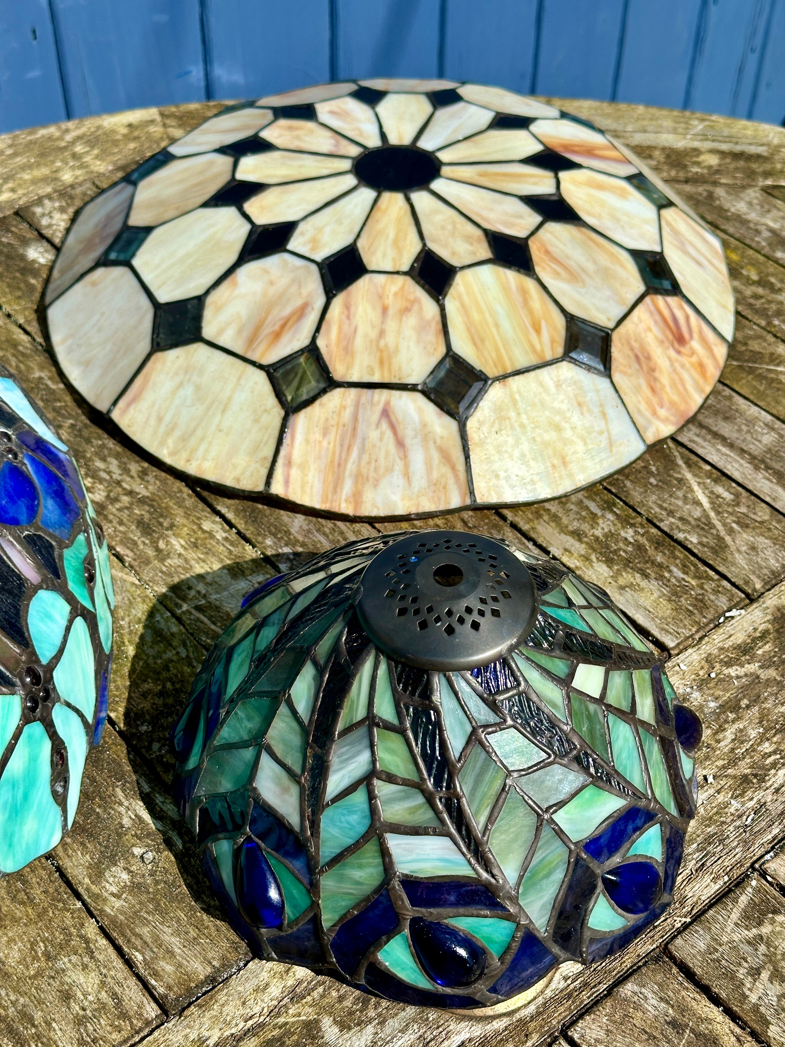 Two Tiffany style lamp shades in blue and green tones, large shade 40cm d at base, small 21cm d at - Bild 3 aus 3