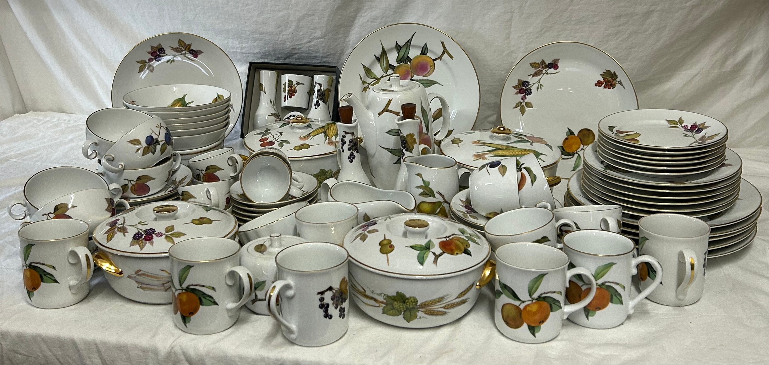 Royal Worcester - A quantity of table wares in the Evesham pattern, consisting of: 6 x dinner