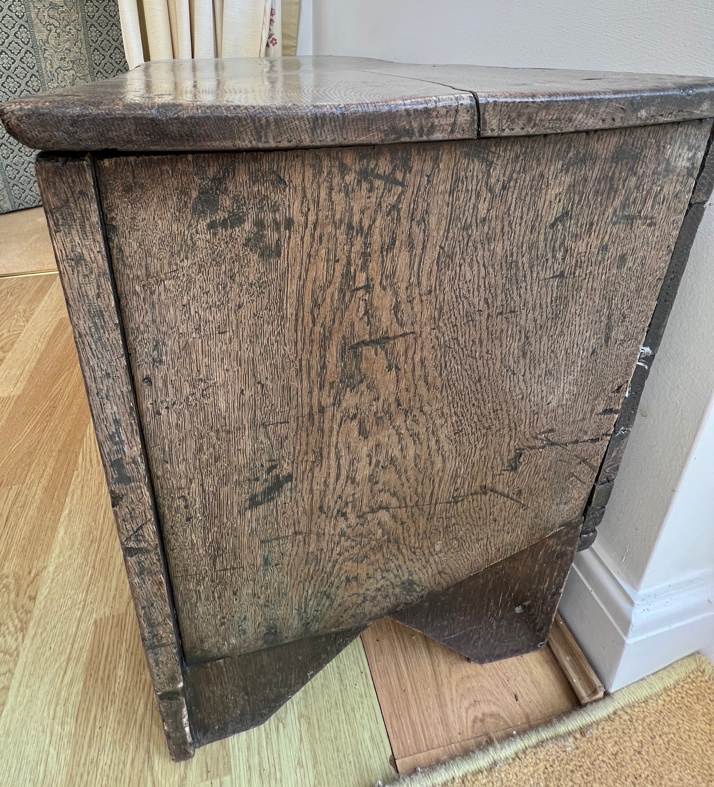 A 17thC oak coffer with iron lock and snipe hinges. 98cm w x 36cm d x 52cm h. - Image 5 of 6