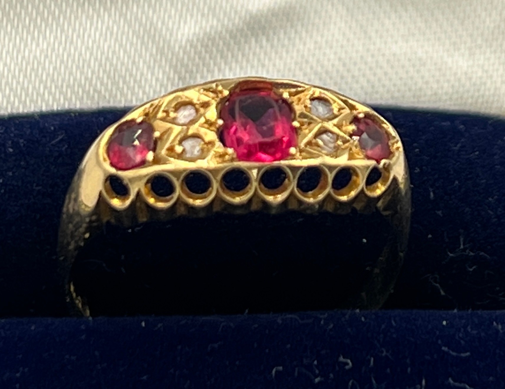 A 18 carat gold ring set with rubies and diamonds, Size L. Weight 1.7gm. - Bild 2 aus 3