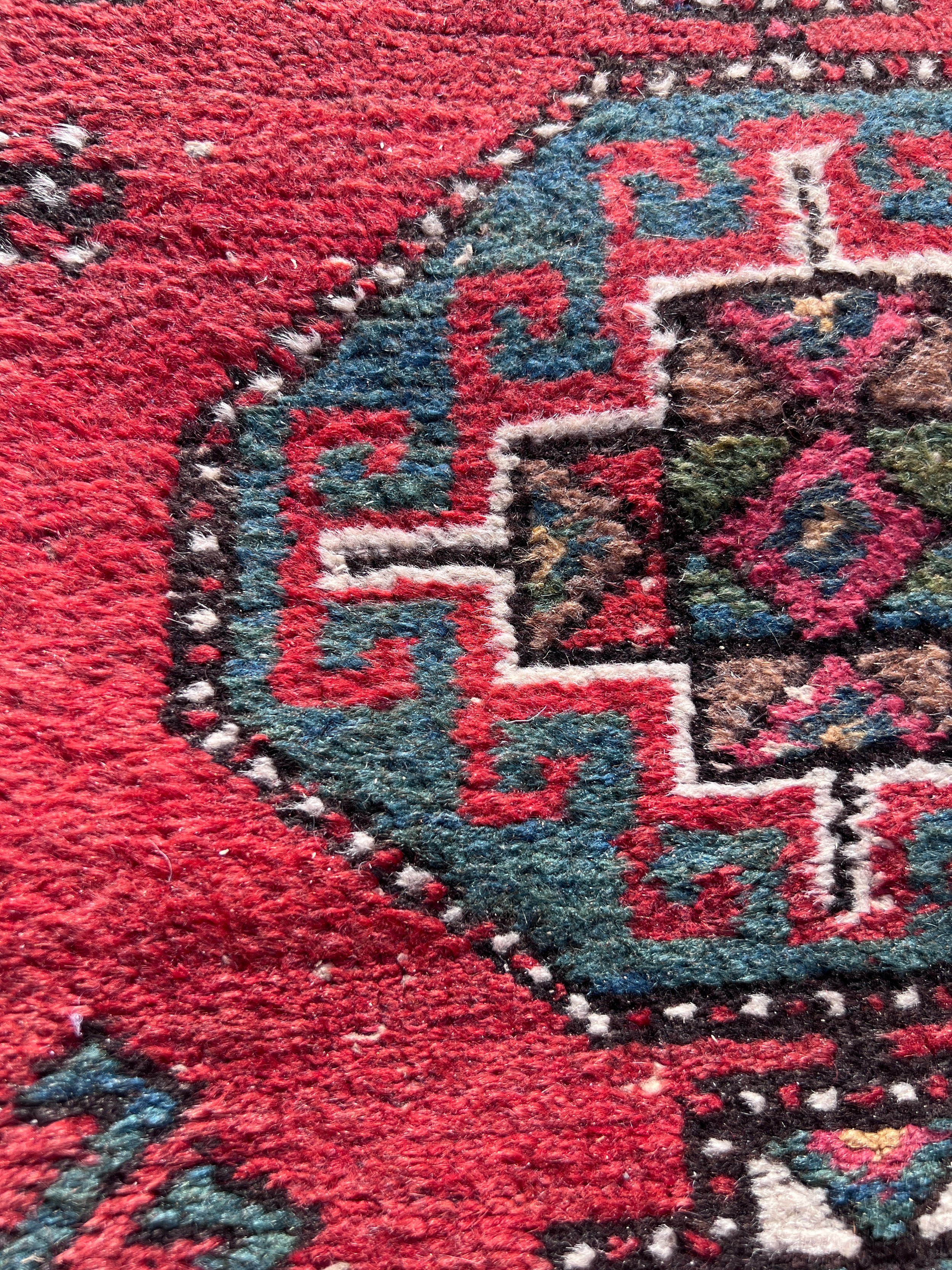 A red ground wool carpet runner 273 x 80cm. - Bild 6 aus 8