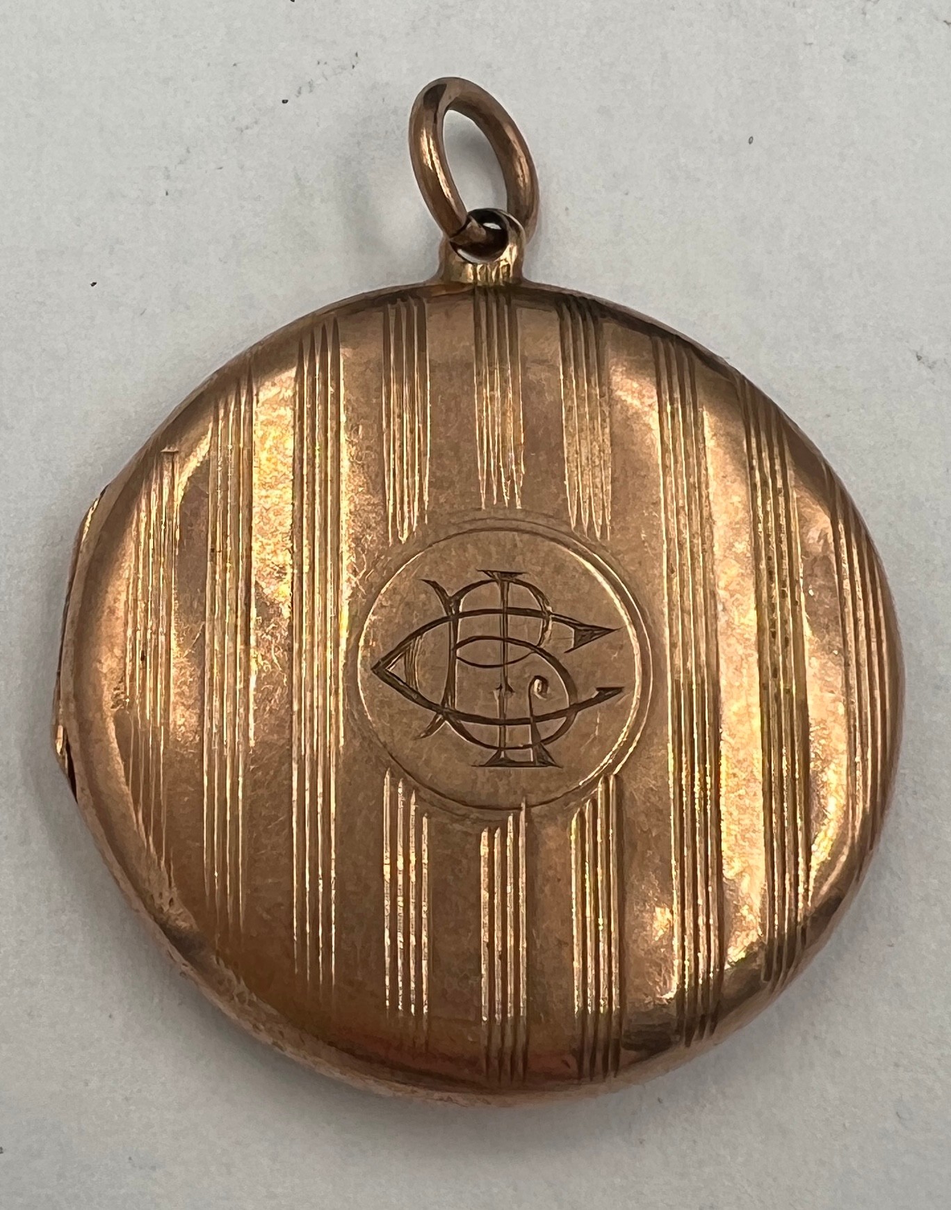 A 9 carat gold circular locket. 2.5cm d. Weight 5.3gm.