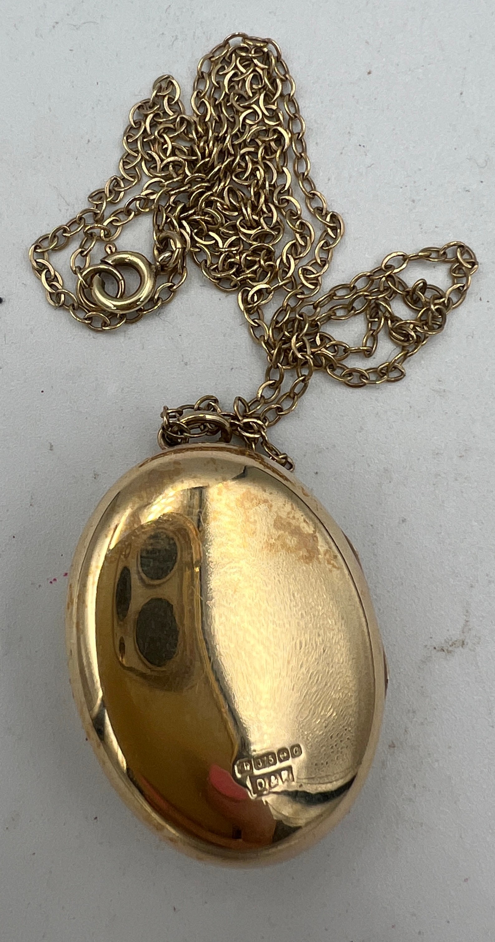 A nine carat gold oval etched locket on a fine nine carat gold chain. Total weight 7.5gm. Length - Image 2 of 3
