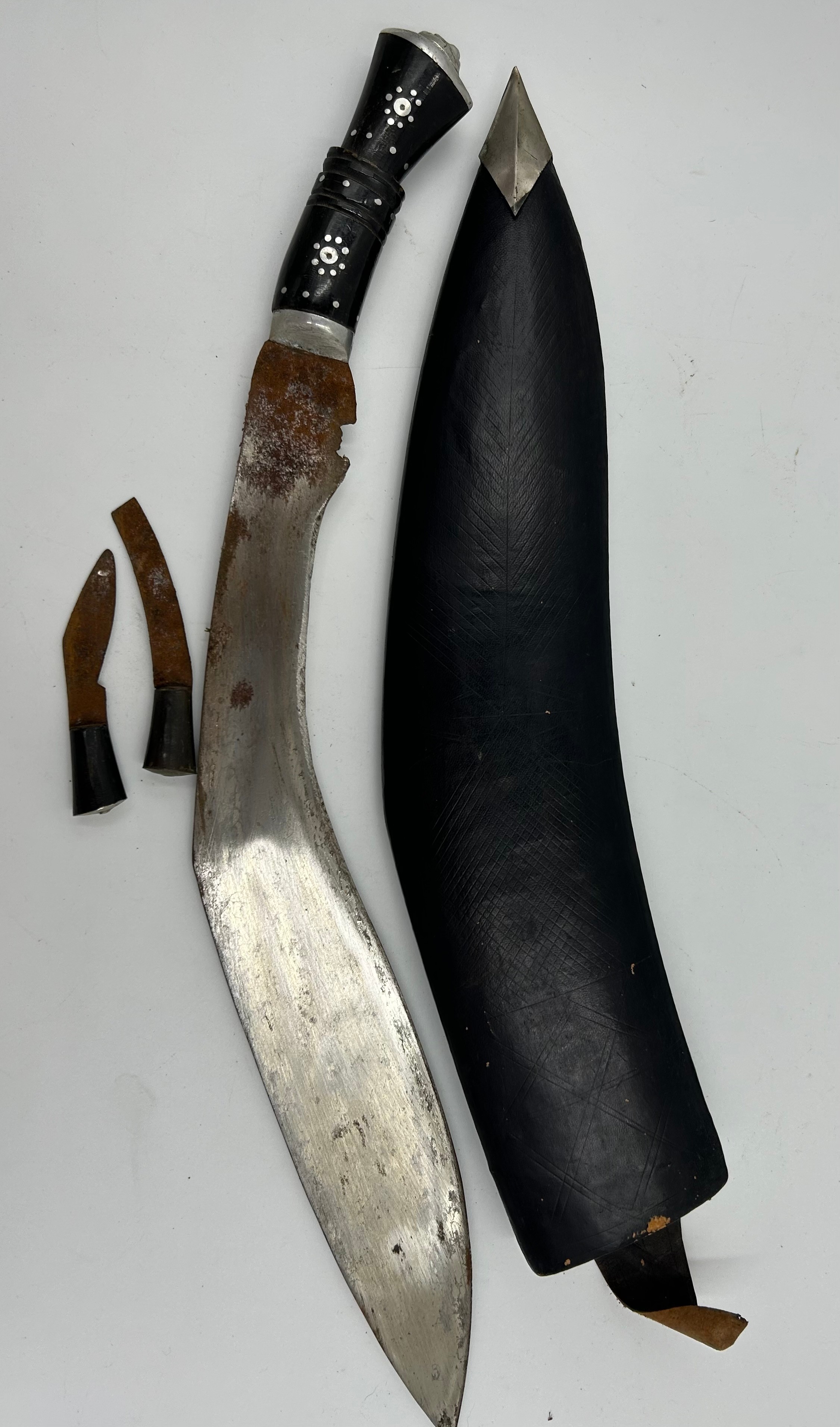 Kukri with curved 39cm blade engraved India, in leather covered scabbard with two skinning knives. - Bild 6 aus 7