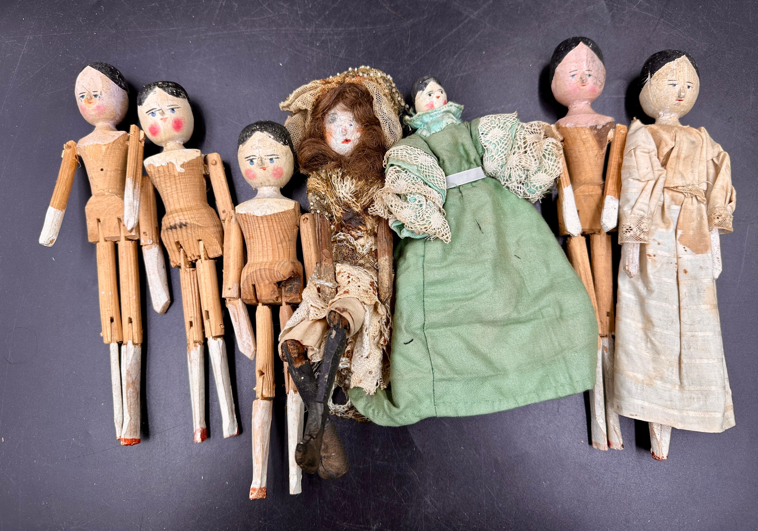 A collection of small dolls to include seven folk art style wooden peg dolls, 15cm l, six with - Bild 7 aus 7