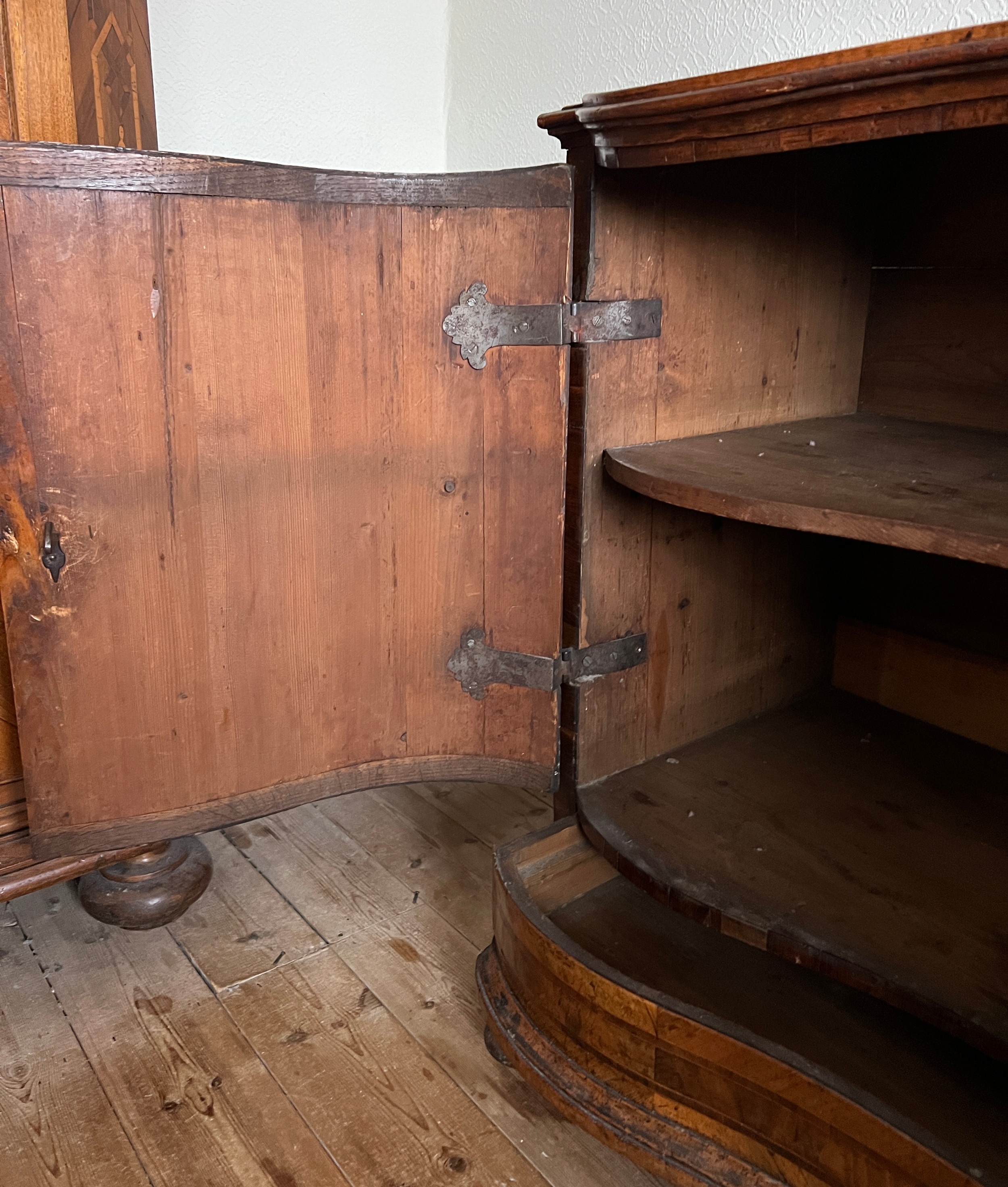 An 18thC Austrian two door inlaid cabinet with sloping top and drawer to base. 109cm w x 94cm h x - Bild 10 aus 14